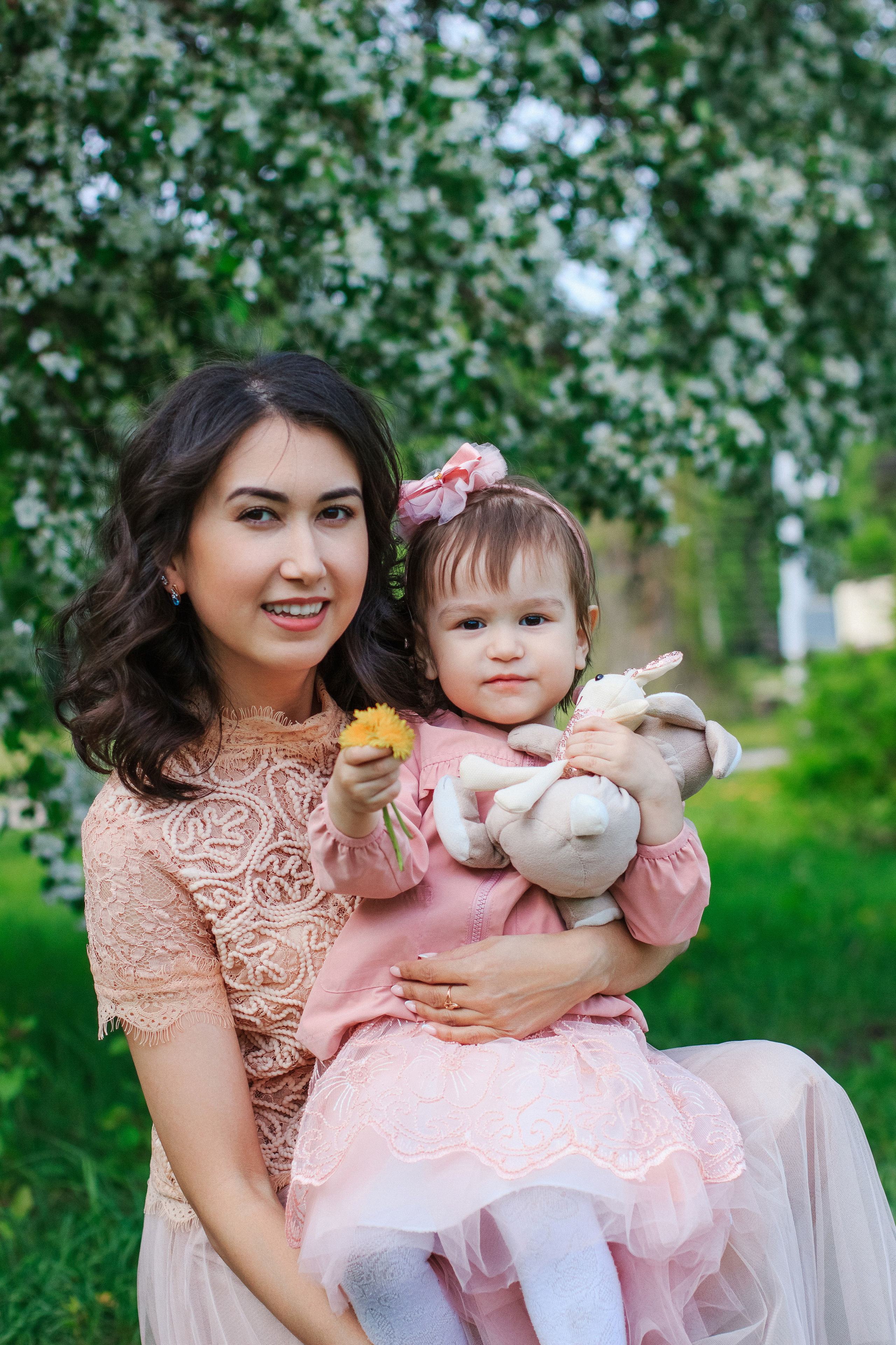 Фотосессия с цветущими яблонями. Контентный фотограф в Перми Натали Кытманова