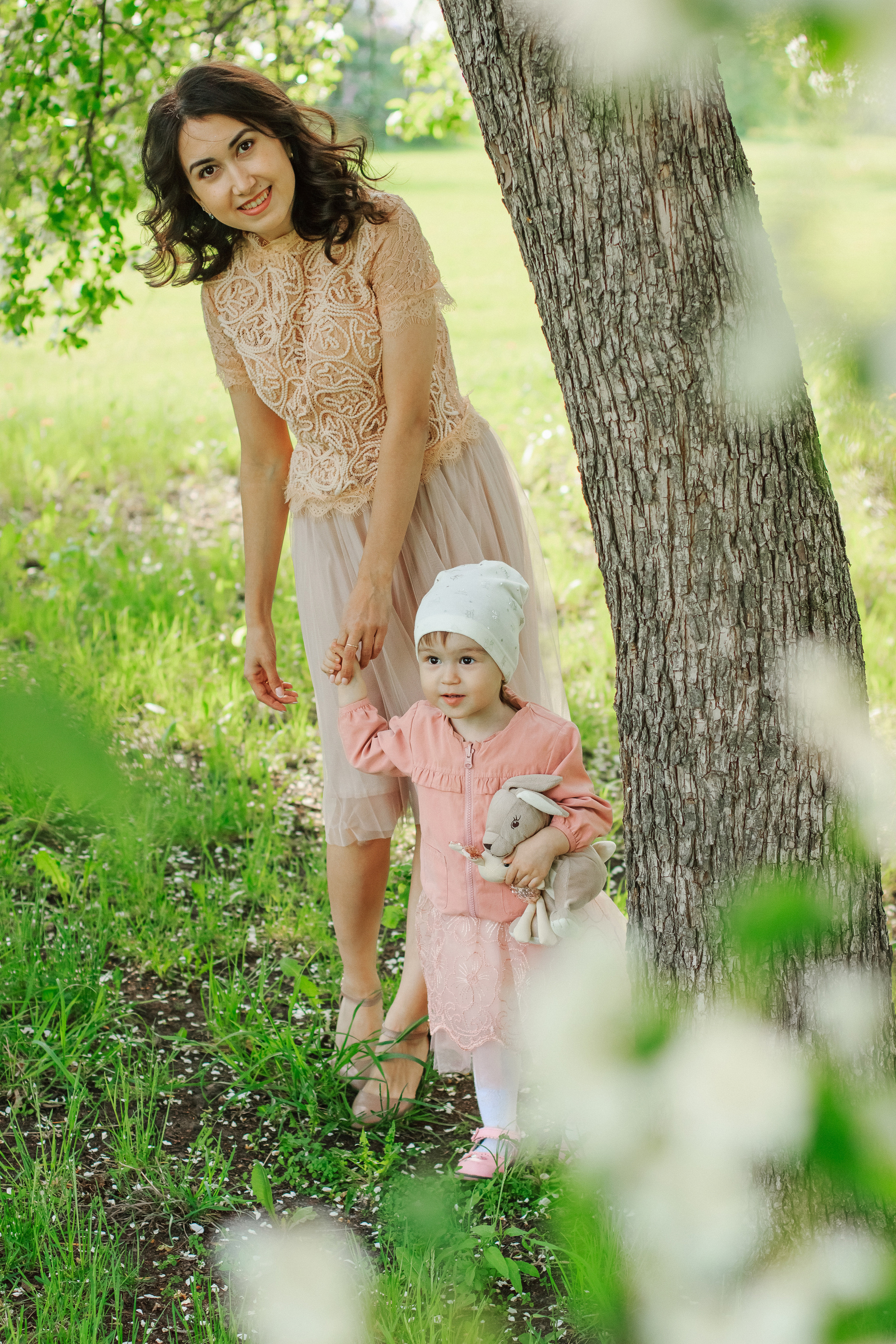 Фотосессия с цветущими яблонями. Контентный фотограф в Перми Натали Кытманова