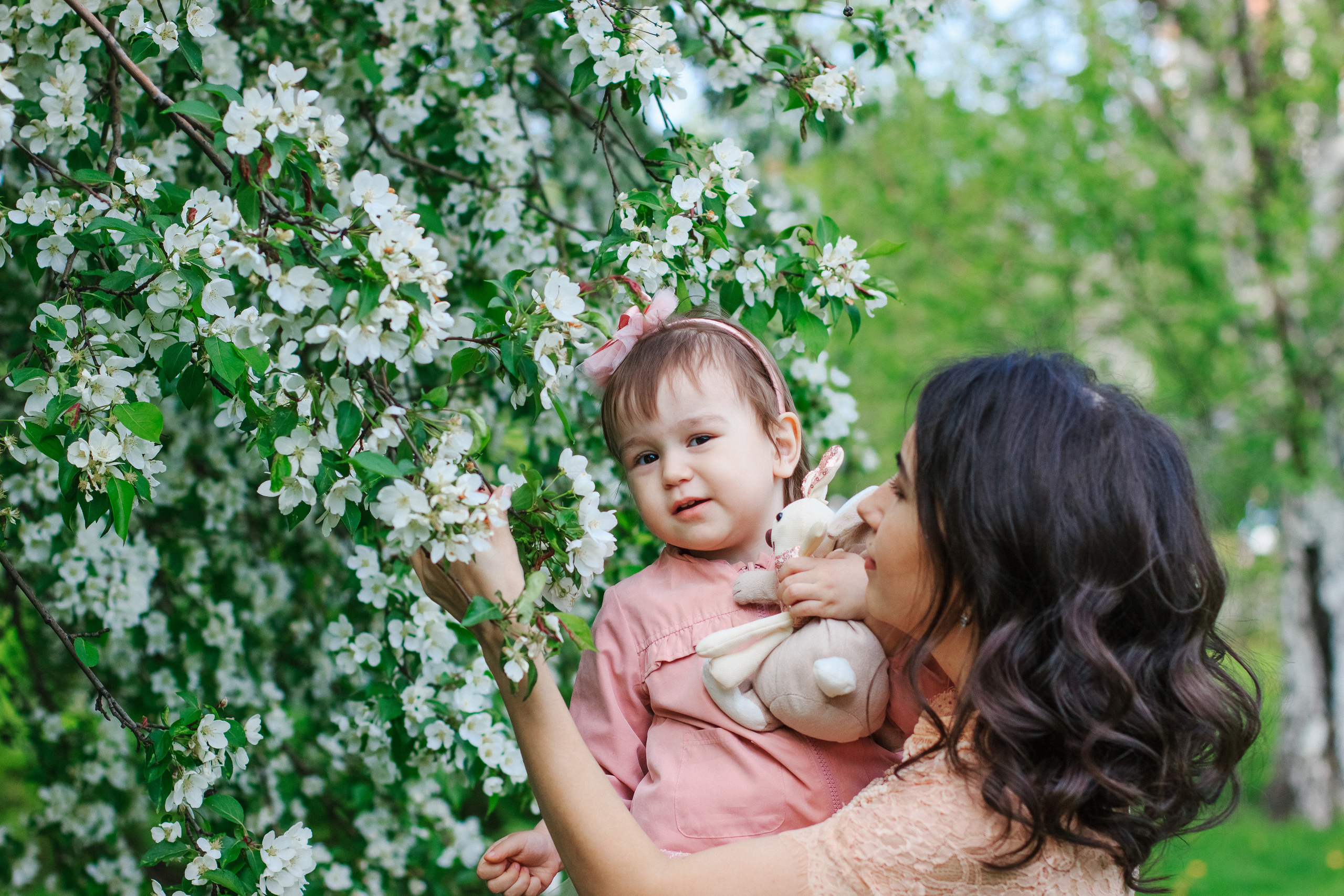 Фотосессия с цветущими яблонями. Контентный фотограф в Перми Натали Кытманова