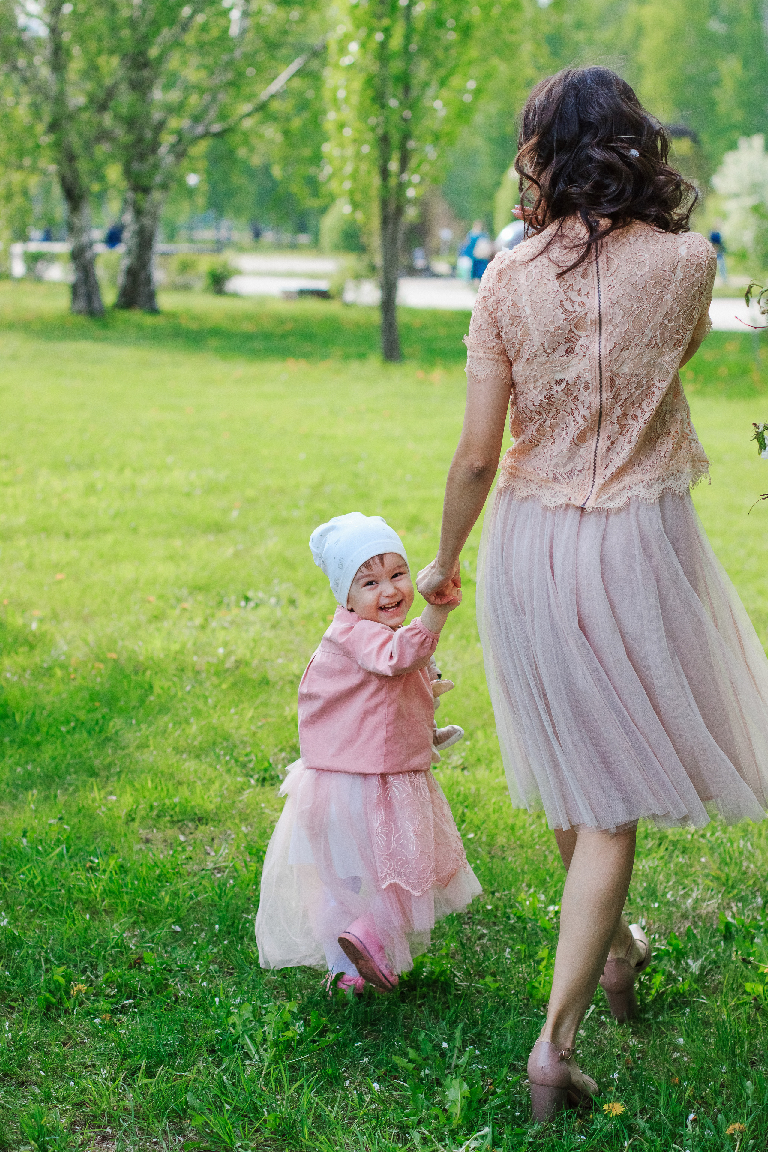 Фотосессия с цветущими яблонями. Контентный фотограф в Перми Натали Кытманова