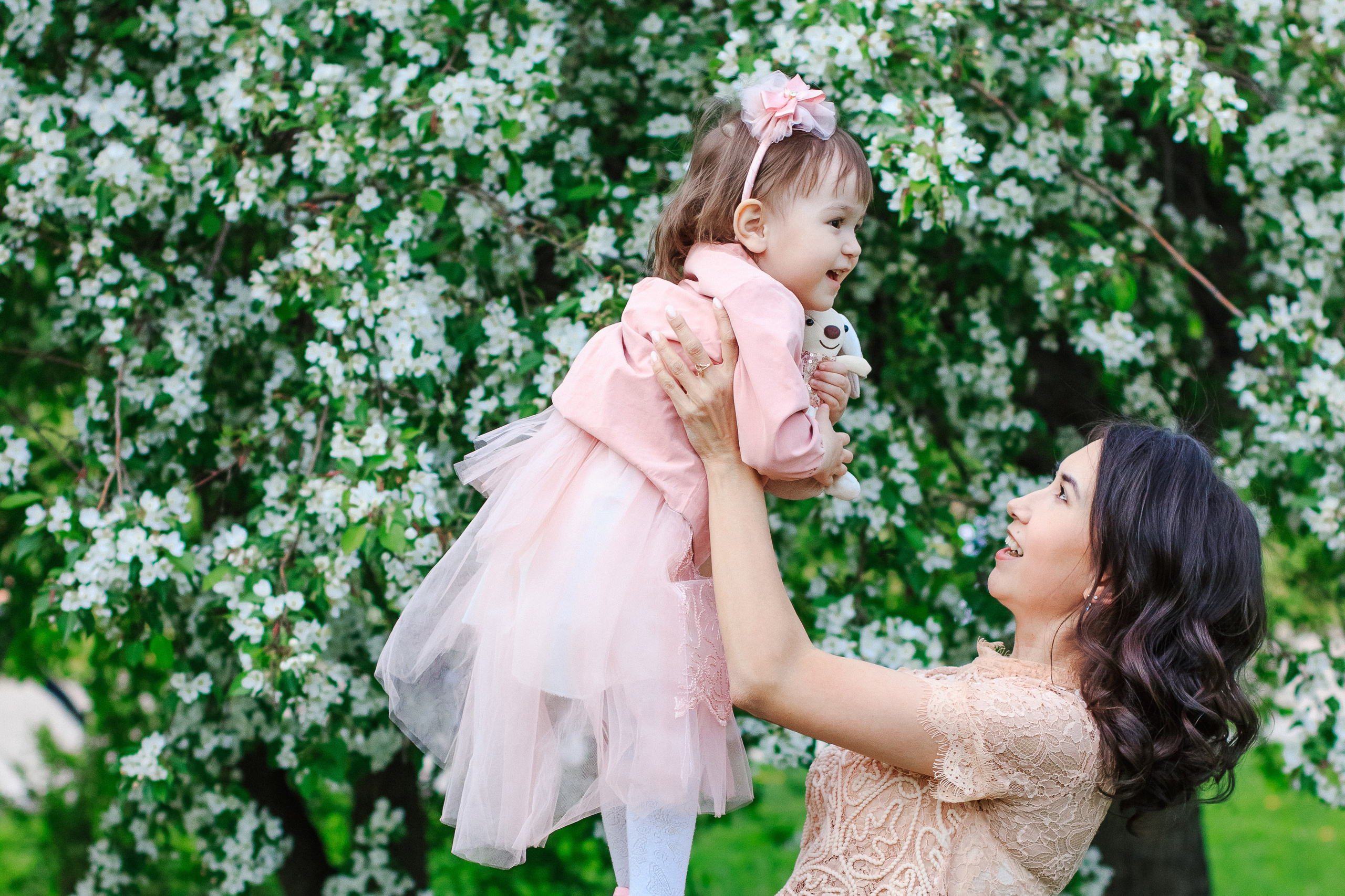 Фотосессия с цветущими яблонями. Контентный фотограф в Перми Натали Кытманова