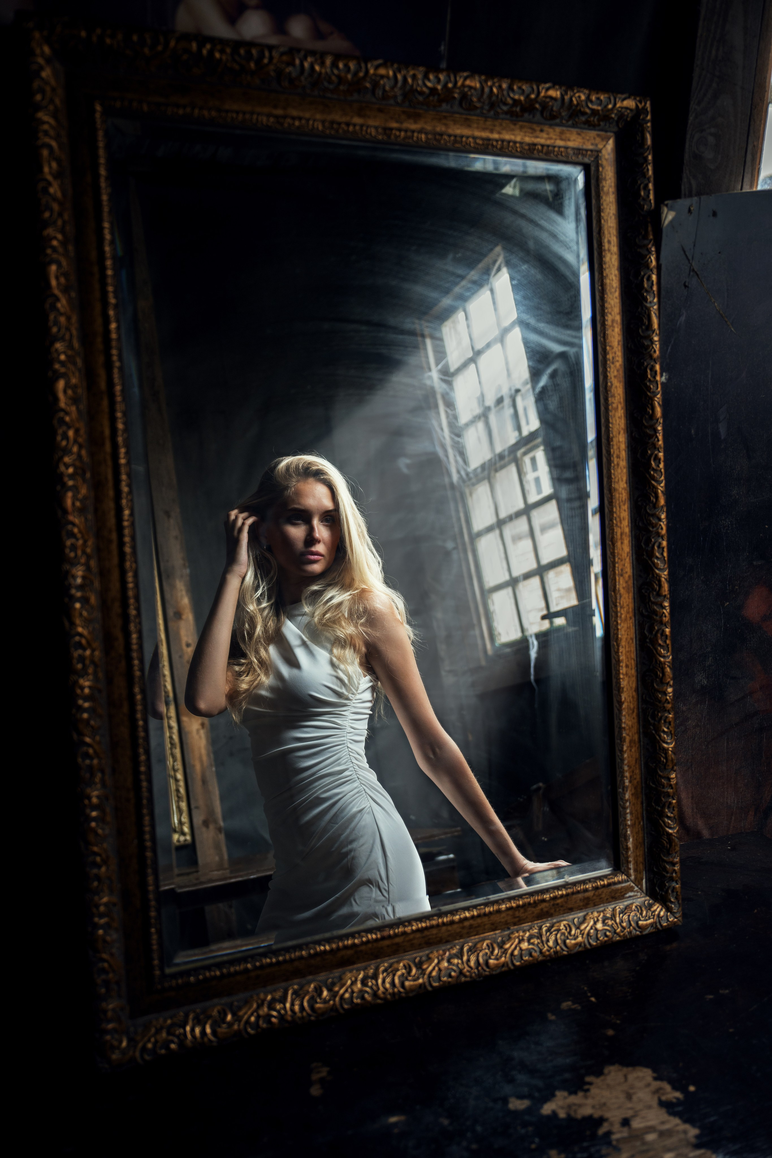 портретная фотосессия в заброшенном доме с красивой девушкой в платье