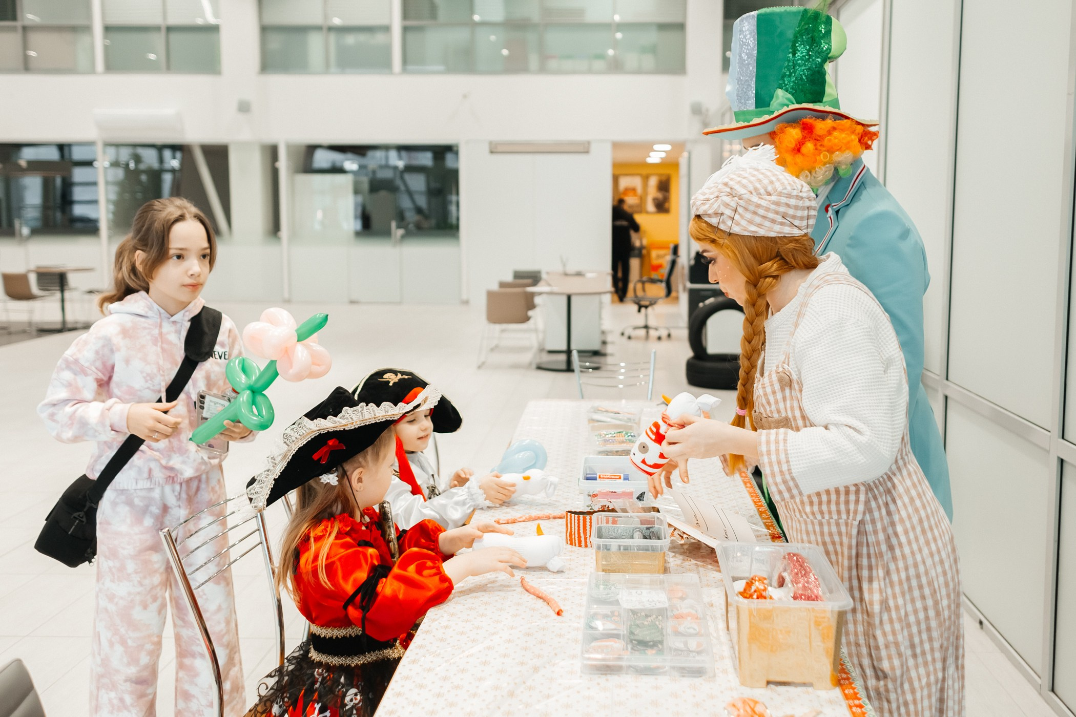 Детский мастер-класс в «Картель Авто» — «Студия чудес Алиса». Фотограф Кемерово | Сергей