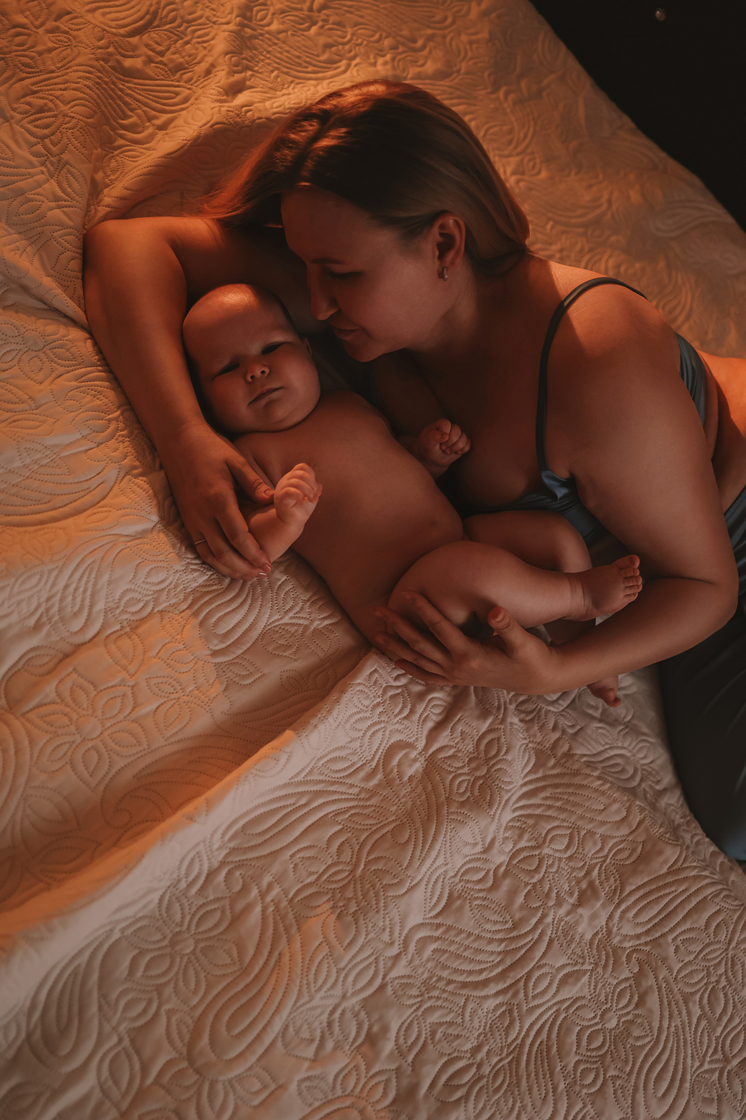 Кормление. Семейный фотограф Тюмень, фотограф на роды Салмина Мария