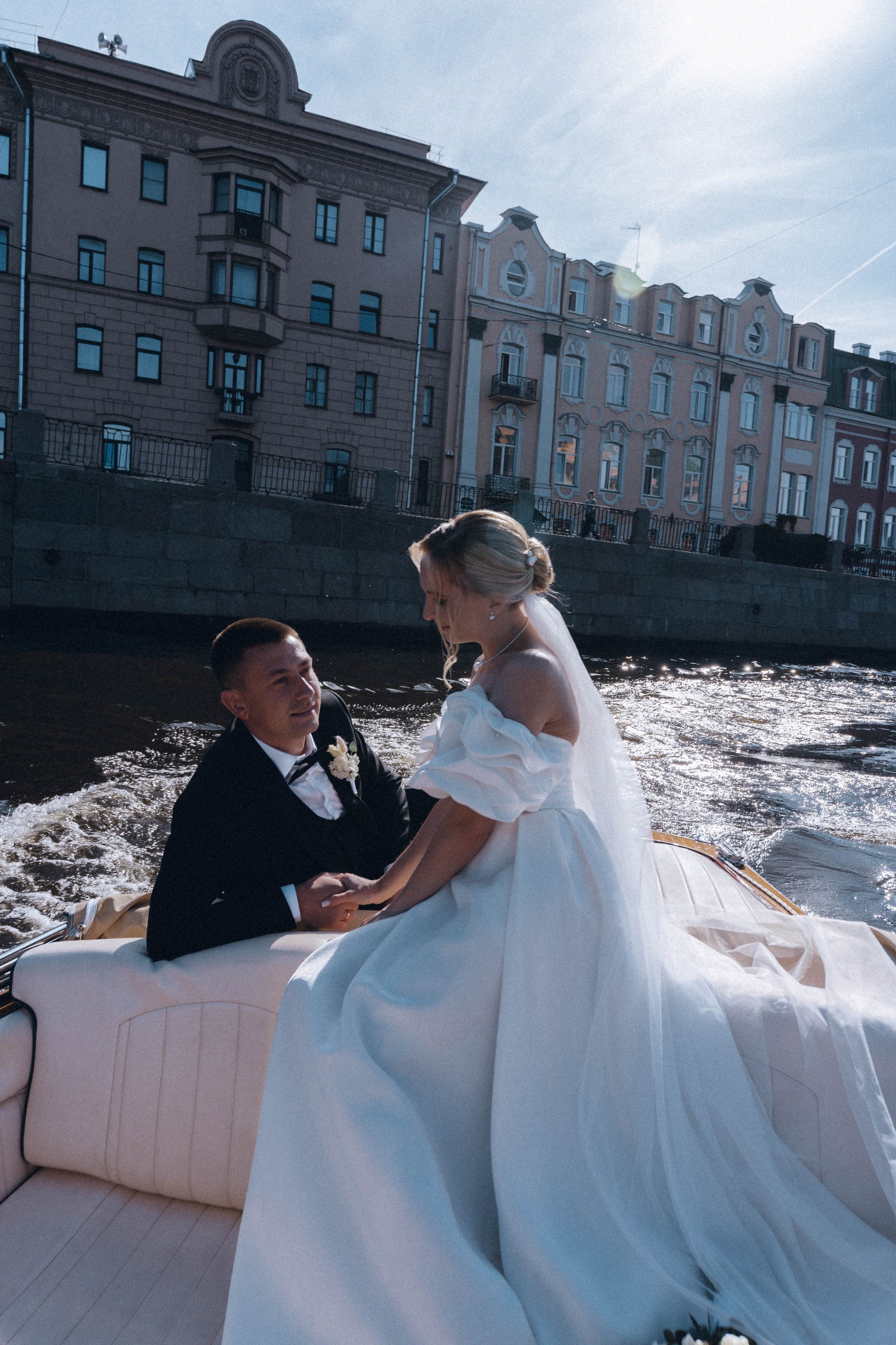 СВАДЕНБНАЯ СЬЕМКА НА КАТЕРЕ ПО КАНАЛАМ САНКТ-ПЕТЕРБУРГА И В АКВАТОРИИ НЕВЫ. Профессиональный фотограф, Санкт-Петербург — Виктория Богомолова