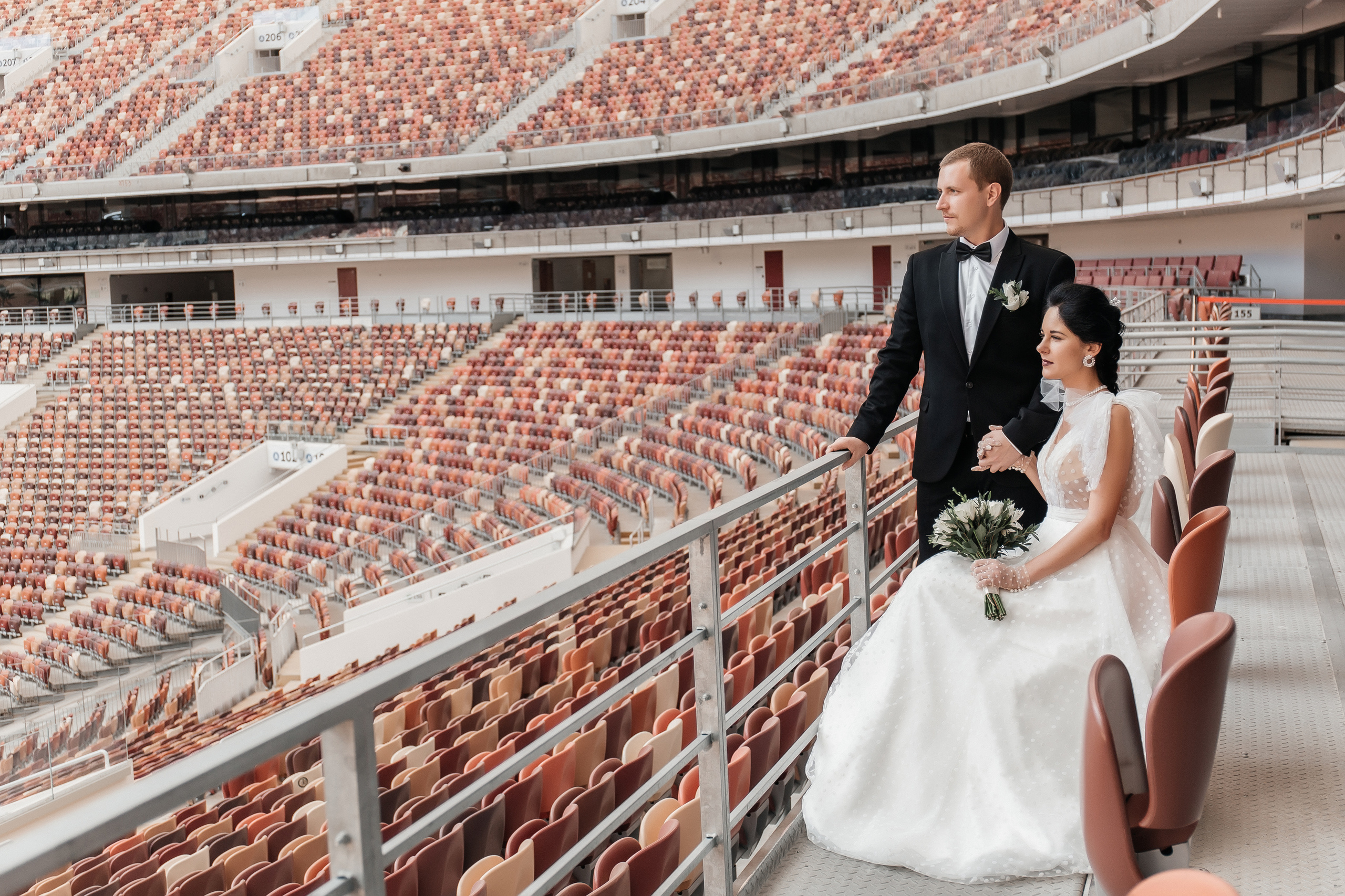 Свадебная фотосессия на стадионе Лужник. Фото Радости. Свадебный и семейный фотограф в Москве Юлия Самойлова