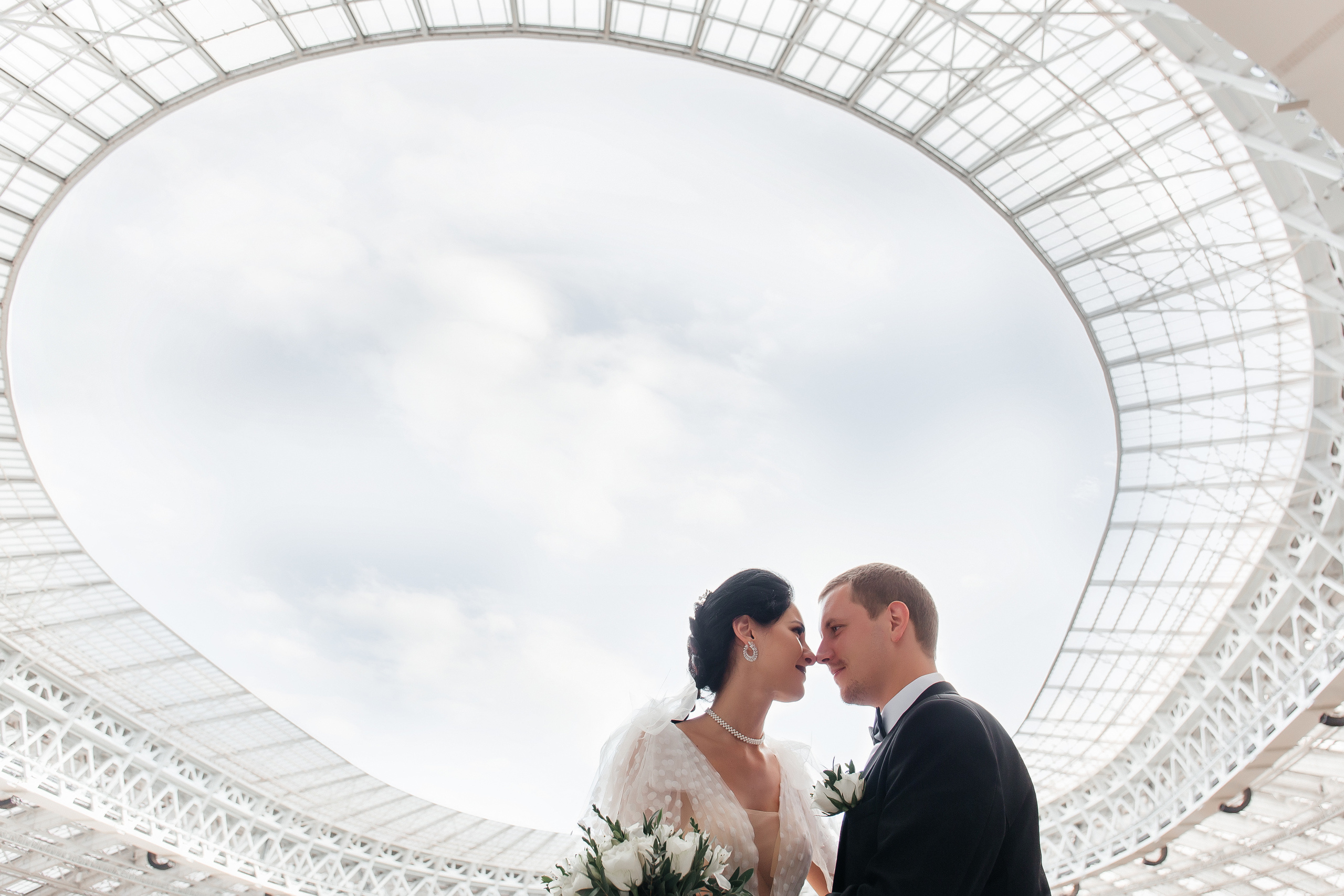 Свадебная фотосессия на стадионе Лужник. Фото Радости. Свадебный и семейный фотограф в Москве Юлия Самойлова