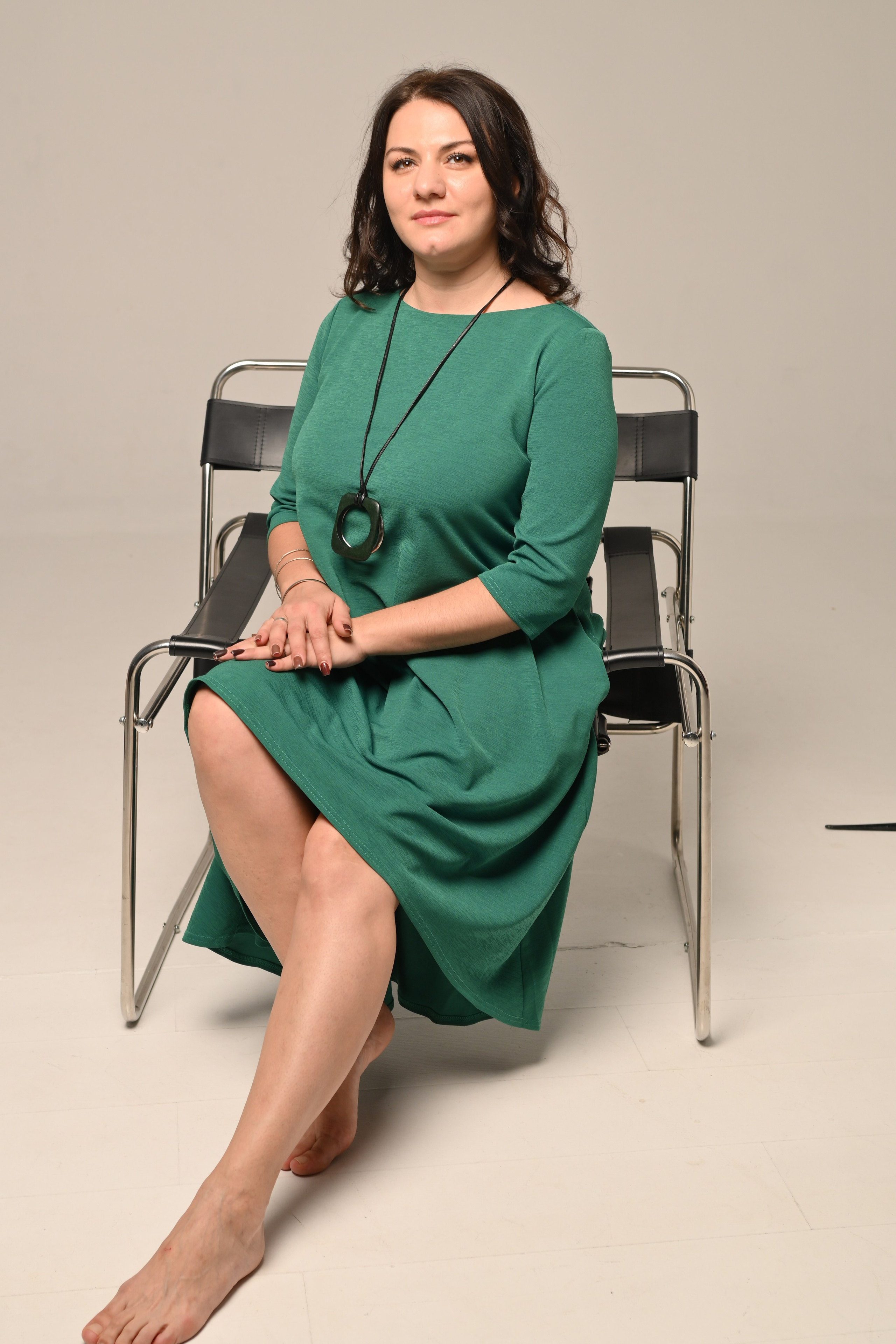 Сидя, общий план, искусственный свет