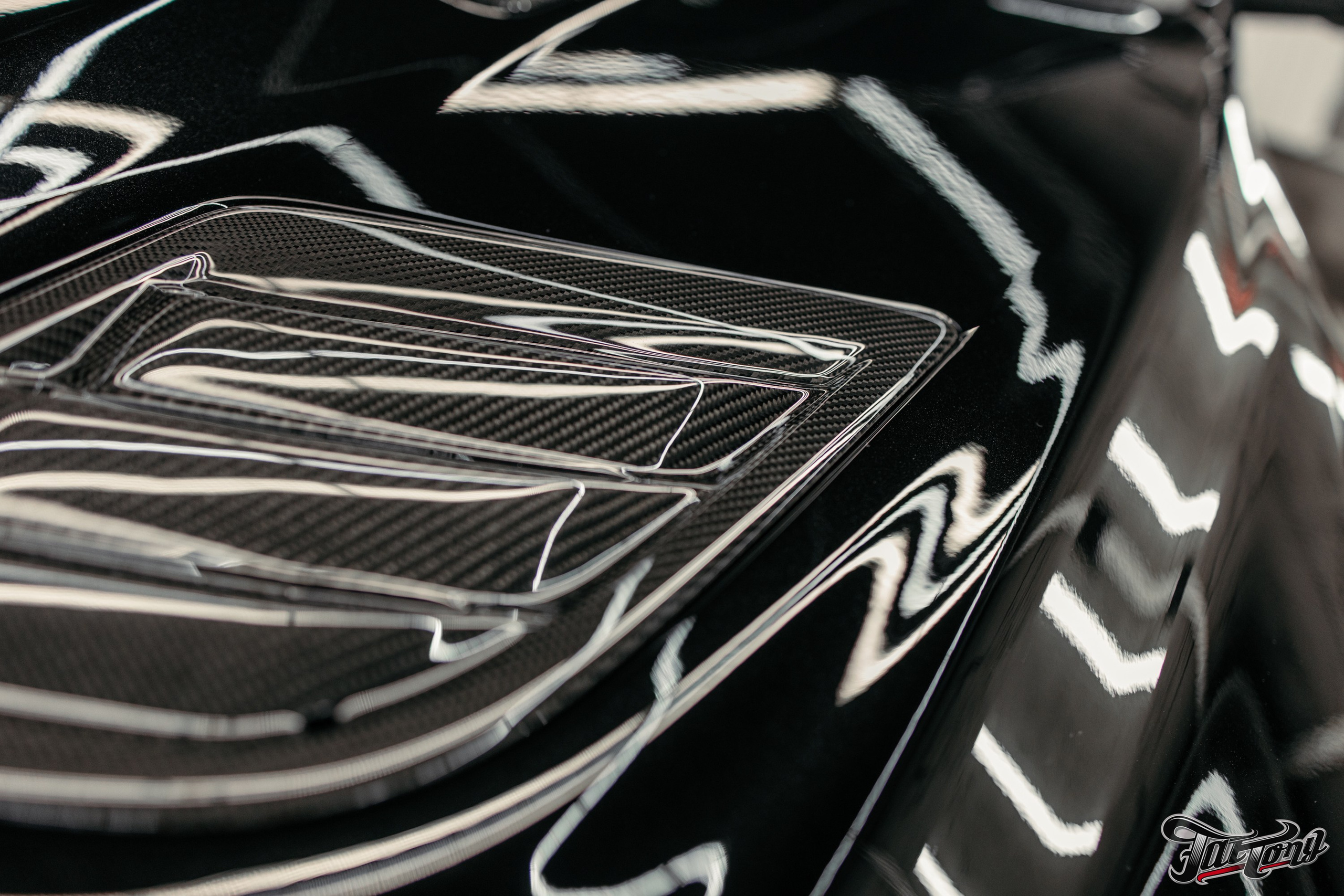 Ram 1500 ламинация карбоном, окрас шильдов, проушин, установка света в решетку. DeLorein