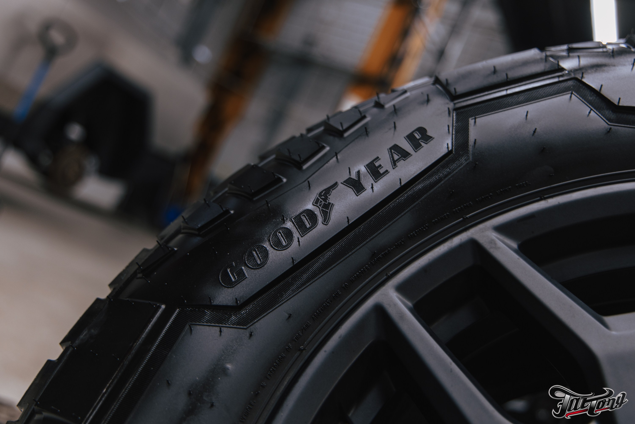 Tesla Cybertruck шиномонтаж в Fattony. DeLorein