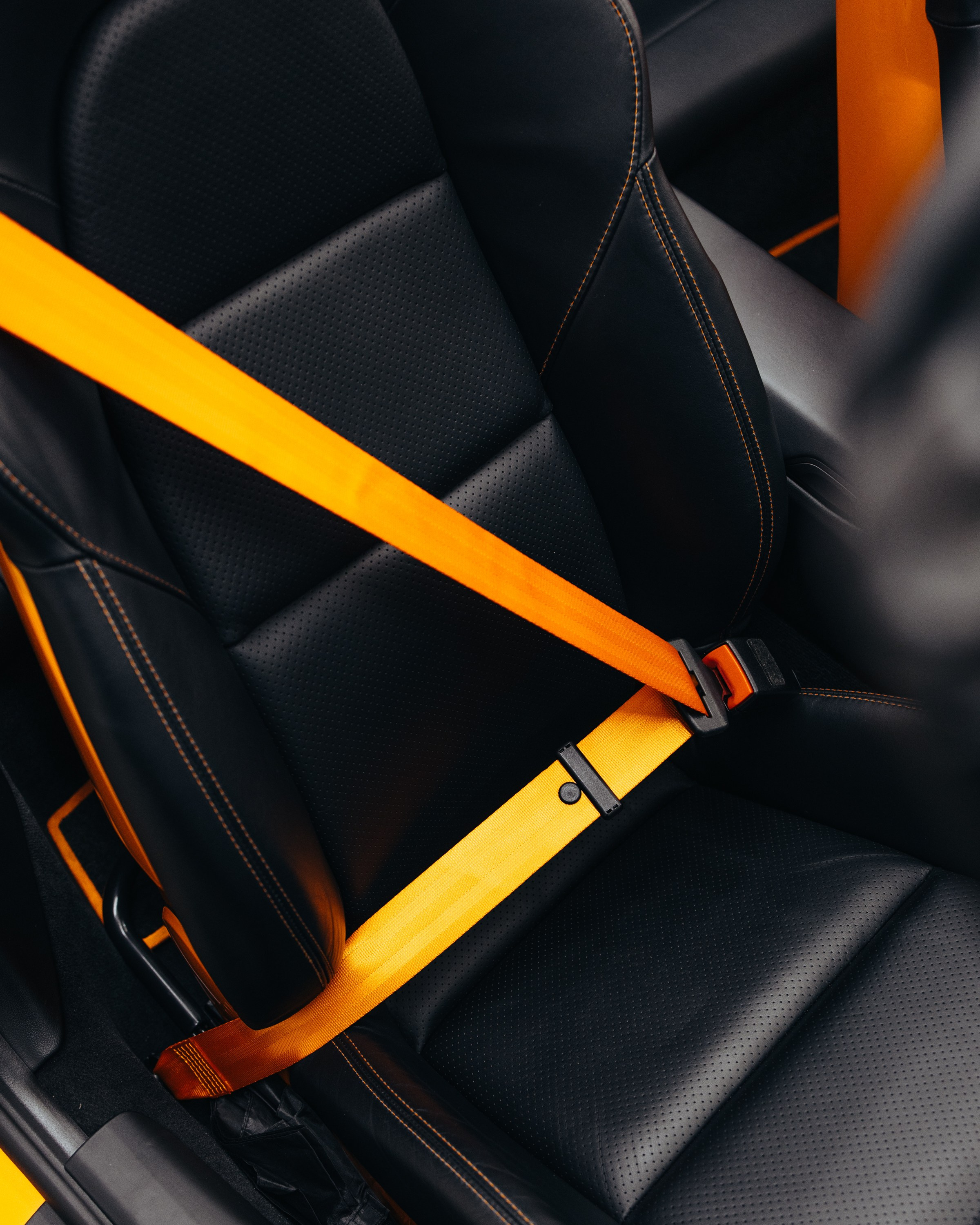 Porsche 911 оранжевый замена ремней безопасности. DeLorein