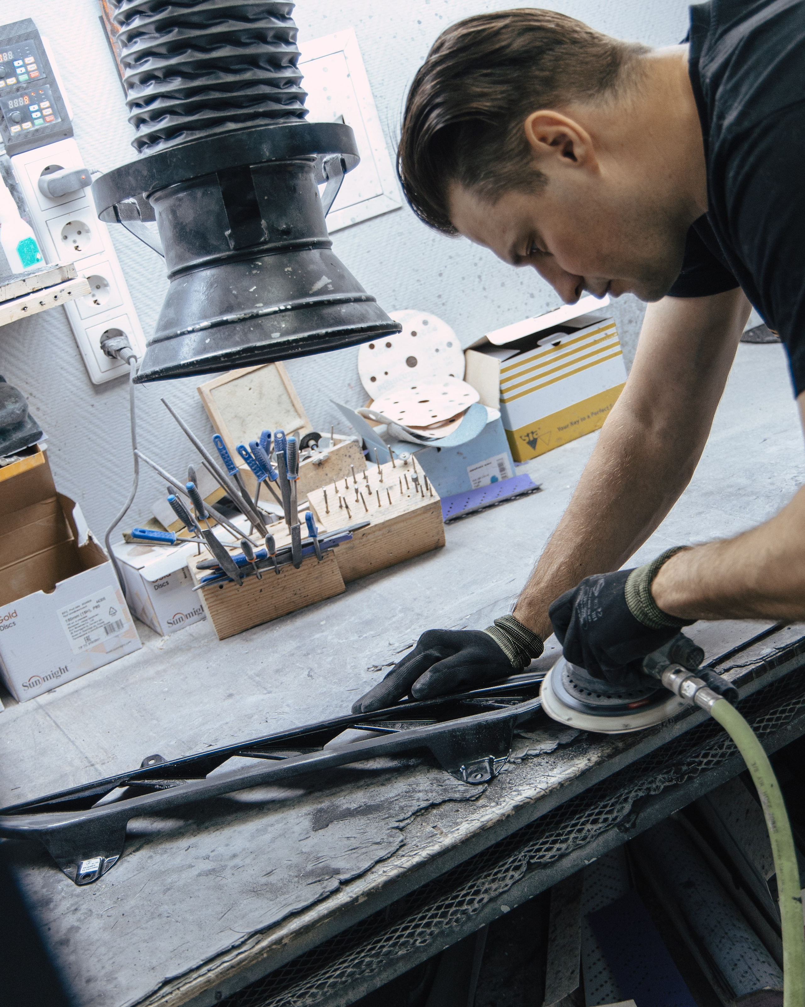 Lamborghini Urus ламинация карбоном вставок в капот, спойлеров, крышки багажника и зеркал. DeLorein