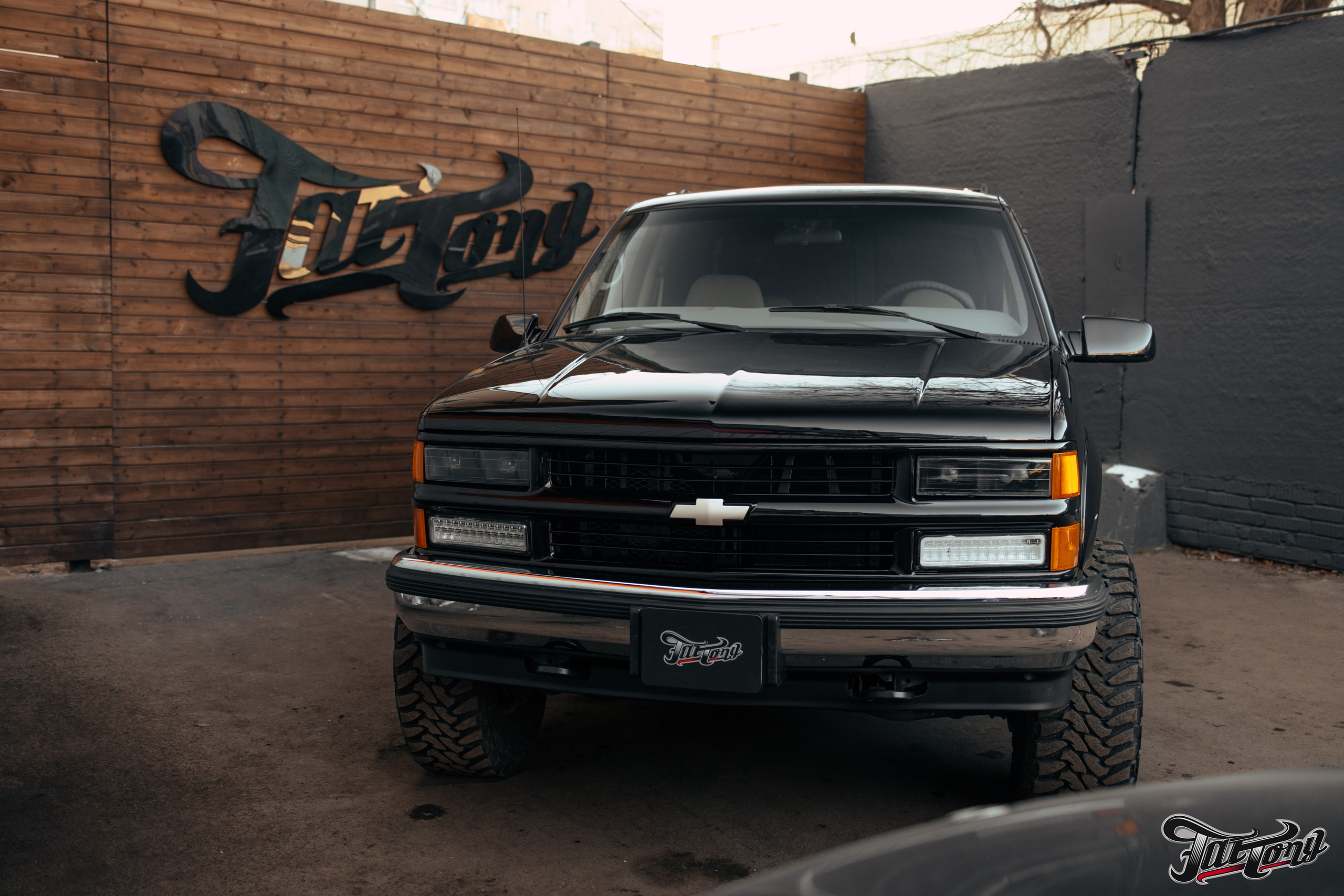 Chevrolet Tahoe I ремонт по кузову и окрас, пошив салона. DeLorein