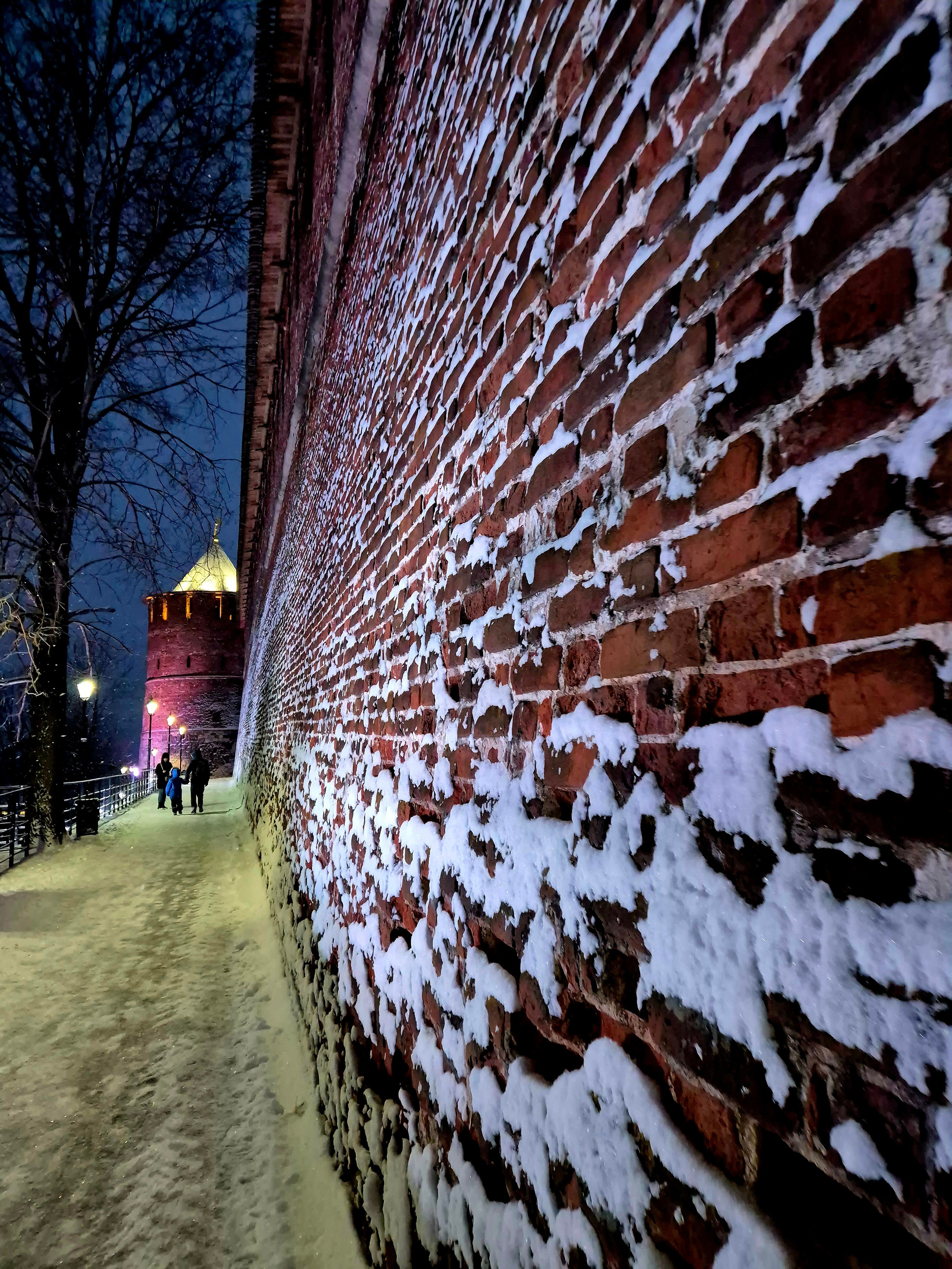 Стена на горке над Волгой