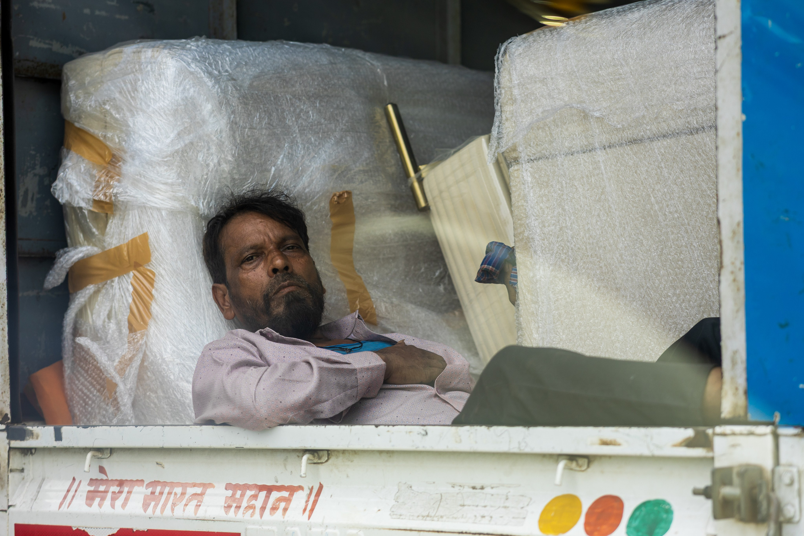 Крупный план глаз индийского мужчины, эмоциональный документальный портрет