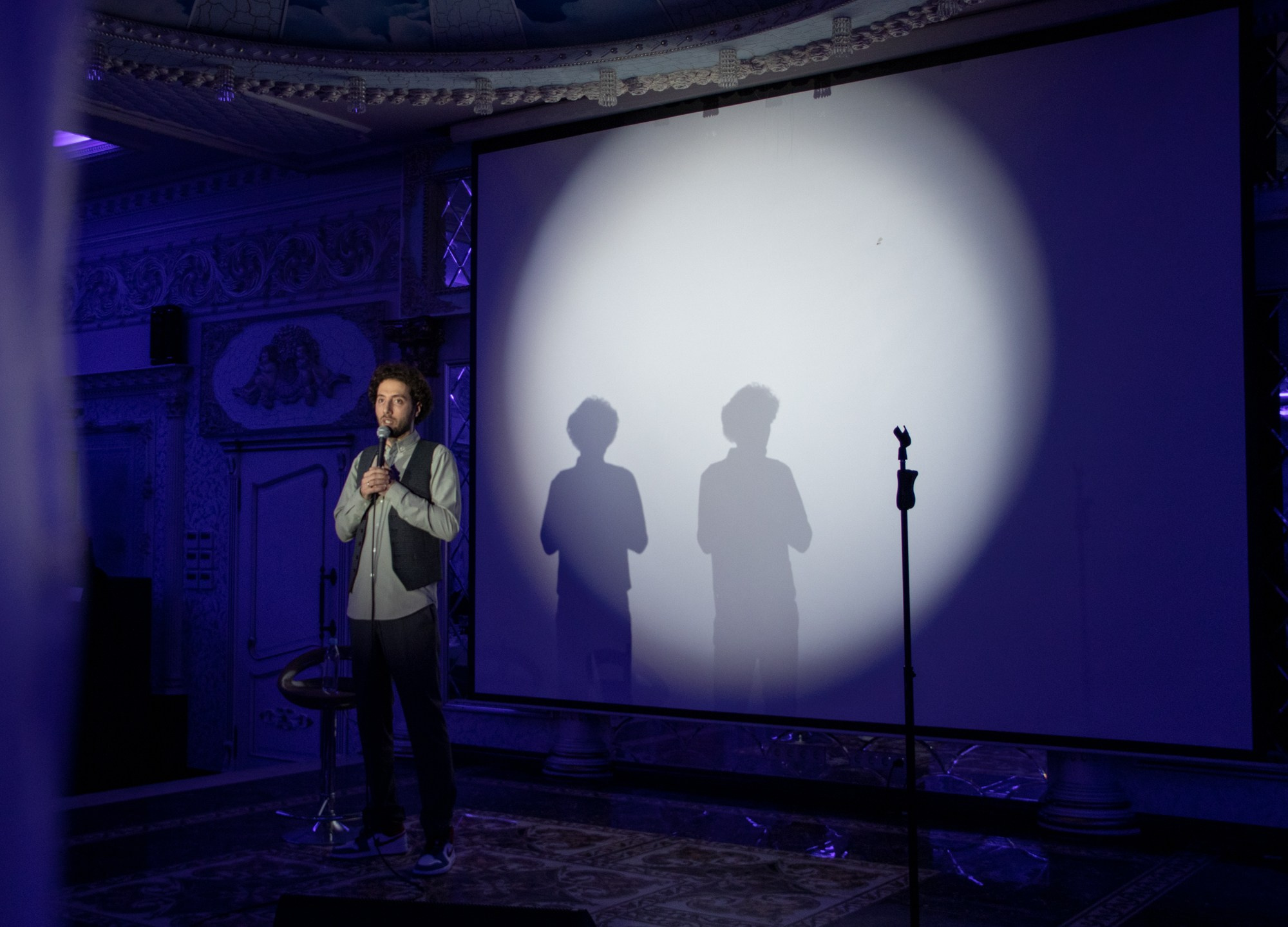 Выступление стендап-комика Дмитрий Романов. Репортажный, промышленный и маркетплейс-фотограф Дмитрий Чернат