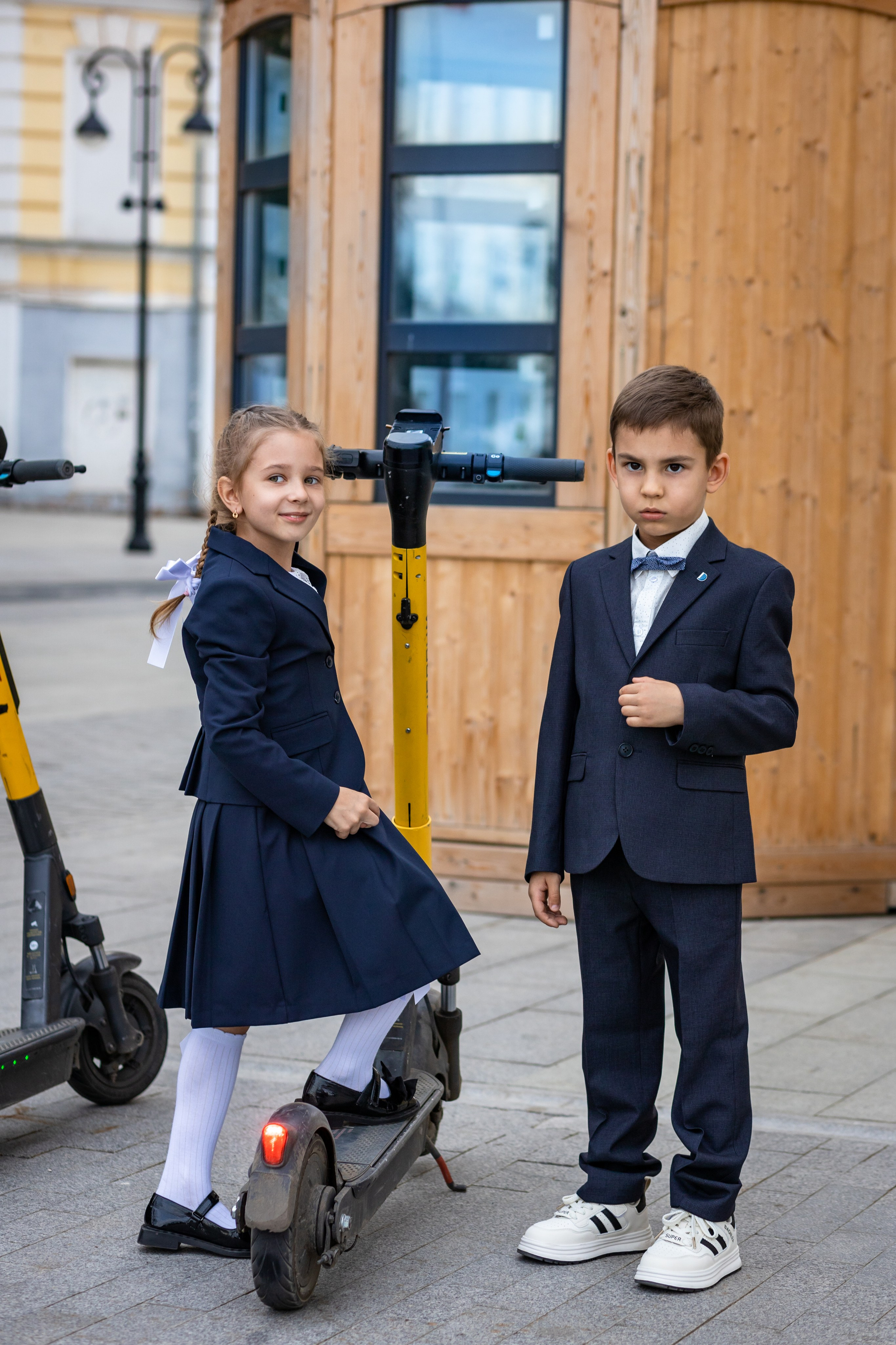 Рома и Белла идут в школу. Фотограф в Оренбурге. Профессиональный фотограф