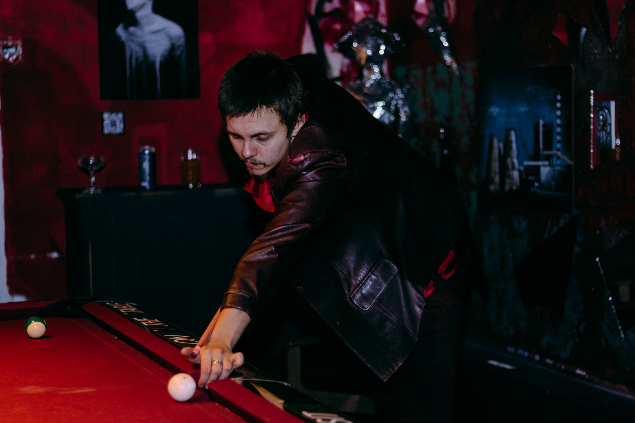 Бильярдная «Крученых» некрореализм. Юля Мурашова портретный и документальный фотограф