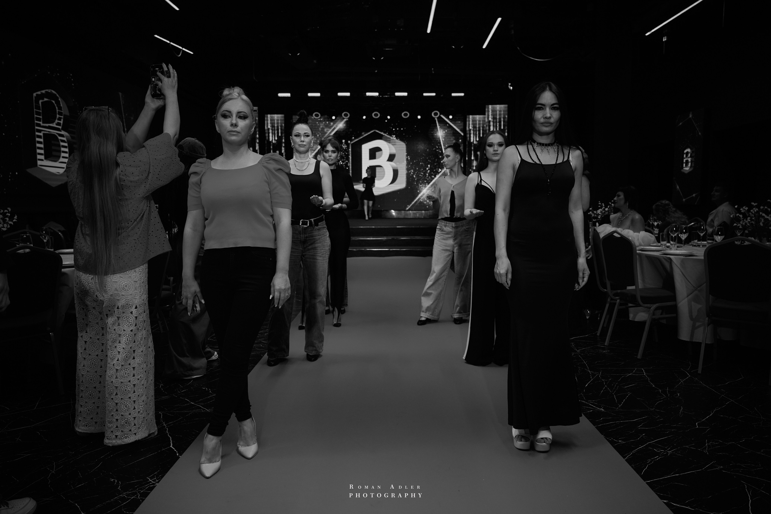 Бэкстейдж подготовки шоу Андрея Вишневского. Photographer Roman Adler