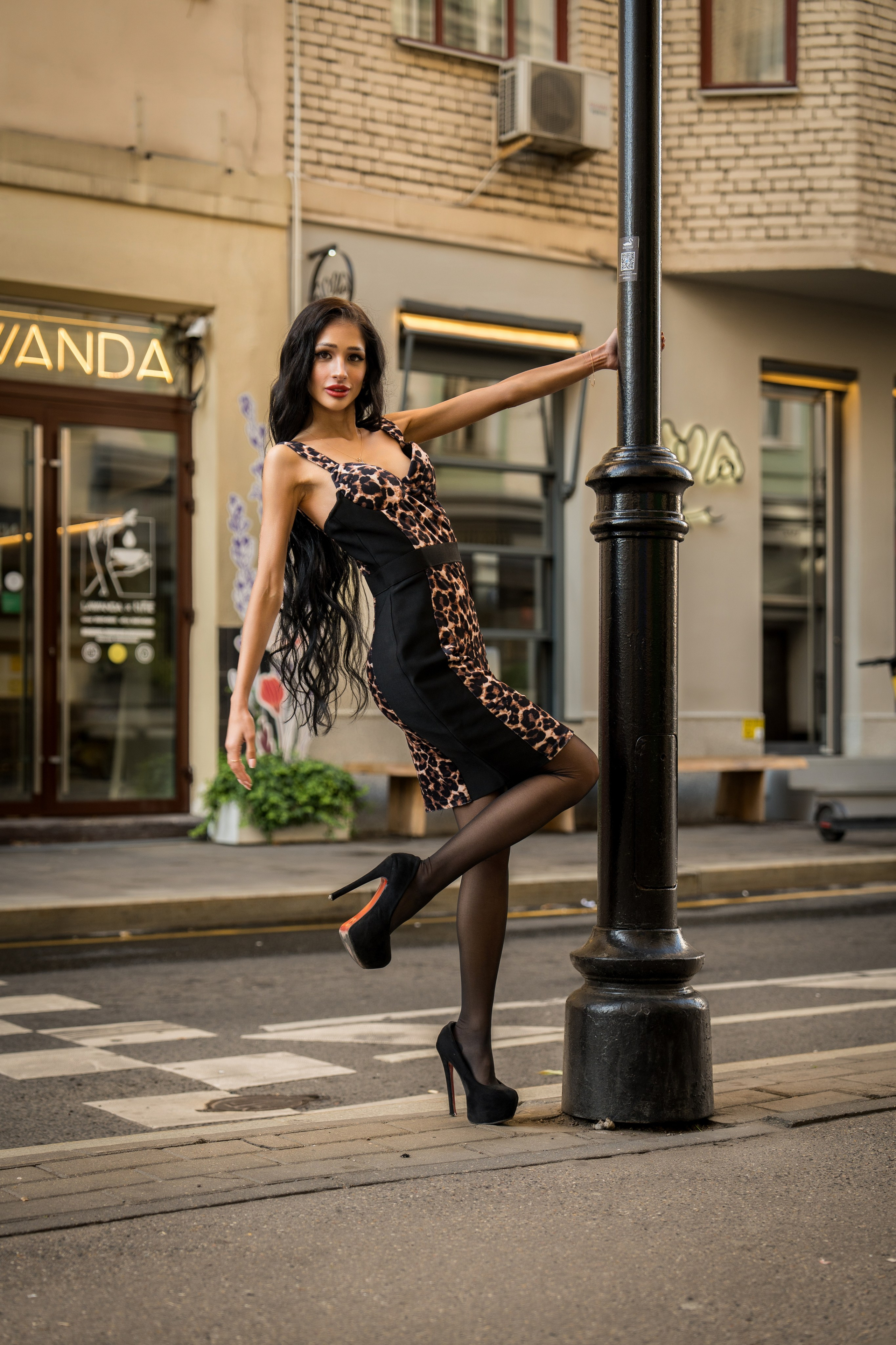 дерзкая фотосессия девушки у столба на патриарших прудах