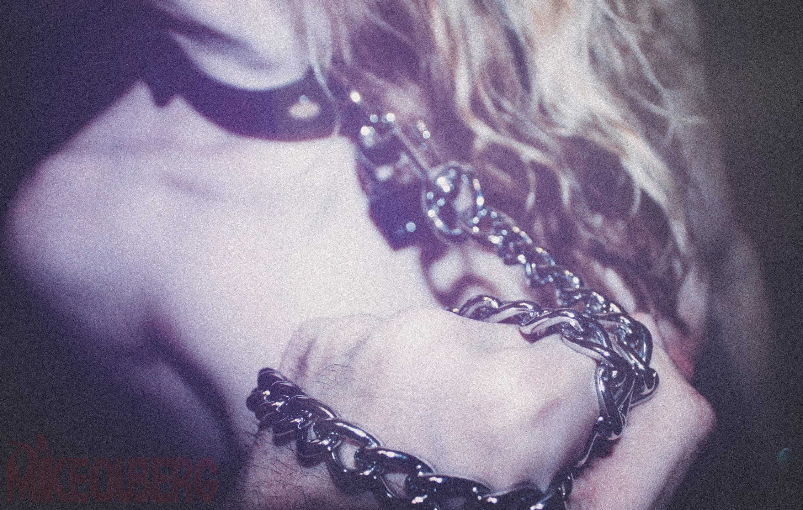 голая девушка на поводке