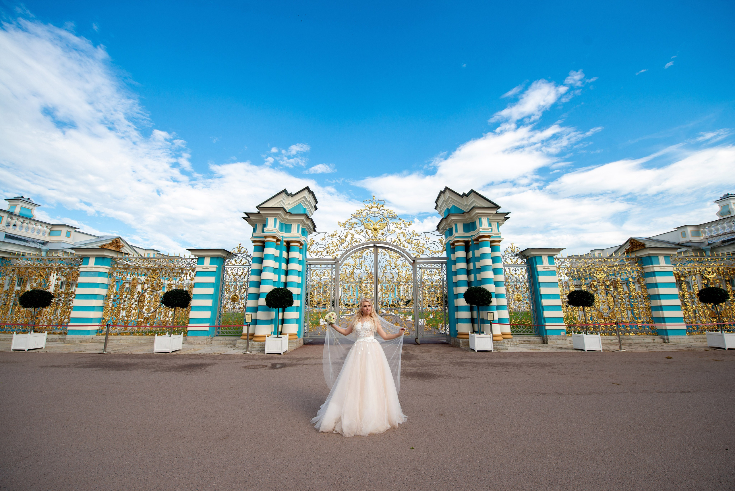 Евгения (фотосессия с малиновым chevrolet camaro, в сирени в Пушкине в Екатерининском парке). Портретный, семейный и свадебный фотограф в Санкт-Петербурге и в Пушкине Ширяев Денис