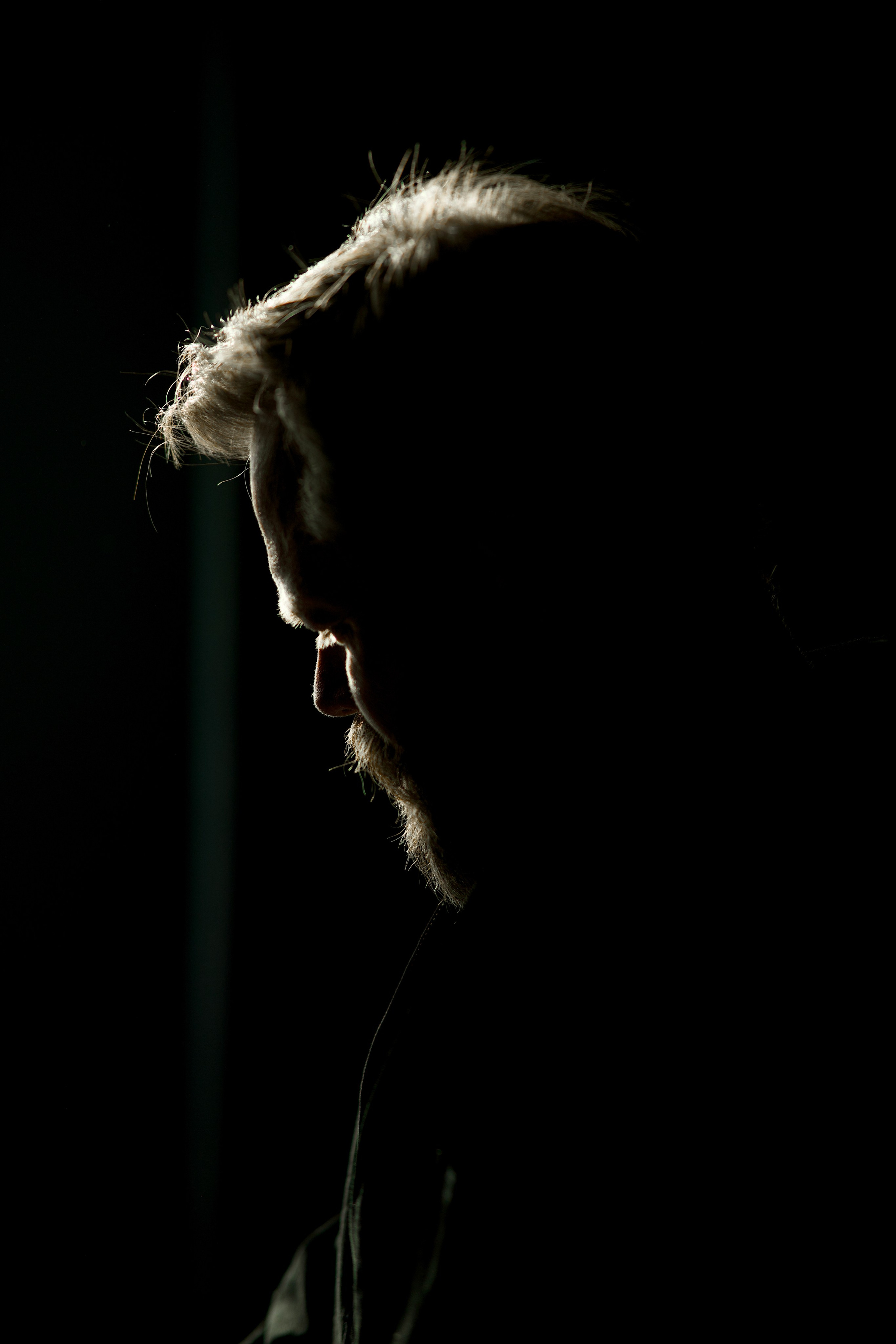 Силуэт пожилого мужчины в профиль, контровый свет на чёрном фоне, студийный портрет, Екатеринбург, Илья Антропов