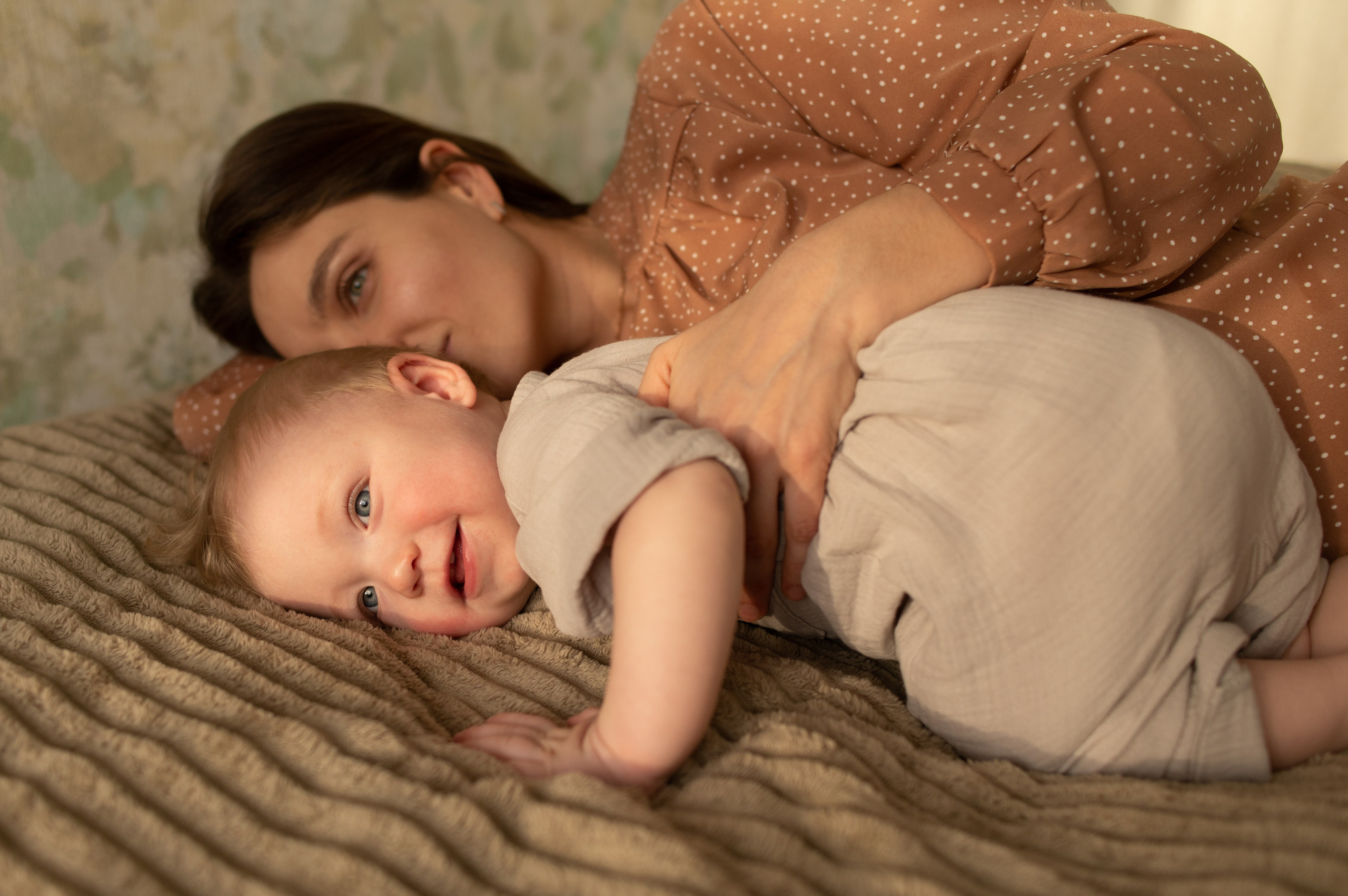 Съёмка семьи с новорожденным или малышом на ГВ. Семейный и детский фотограф в Москве Анна Оськина