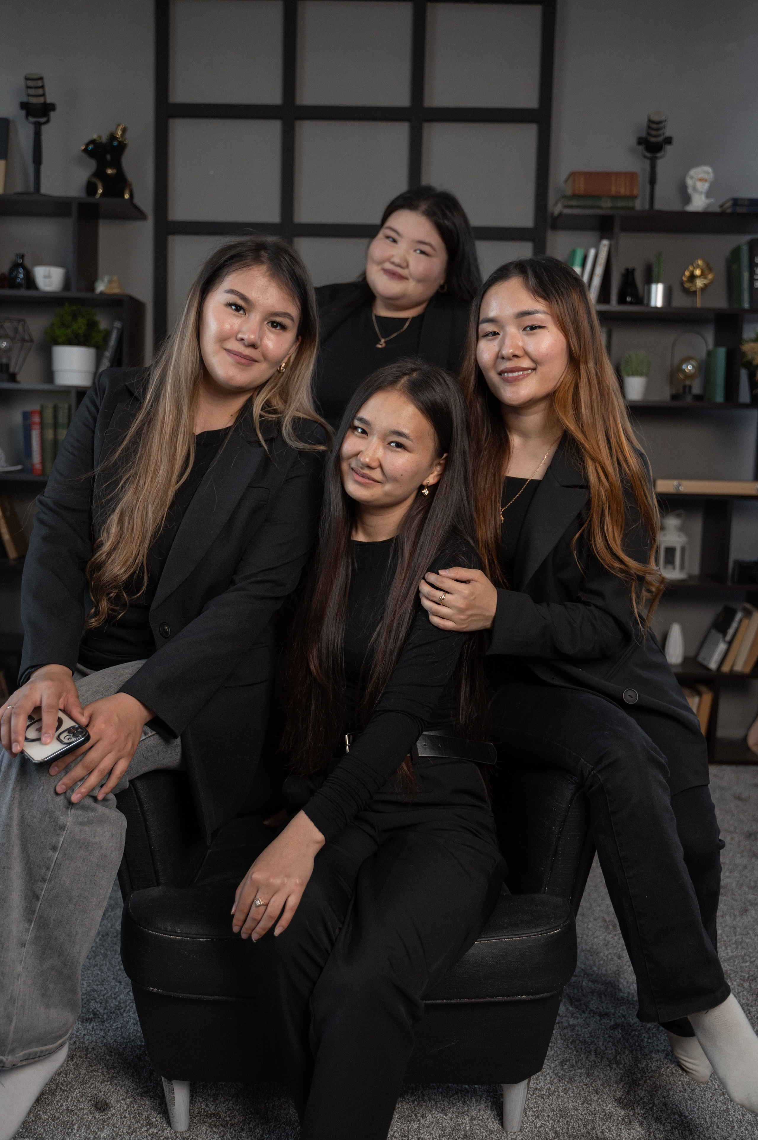 Подружки. ФОТОГРАФ/РУДНЫЙ/КОСТАНАЙ