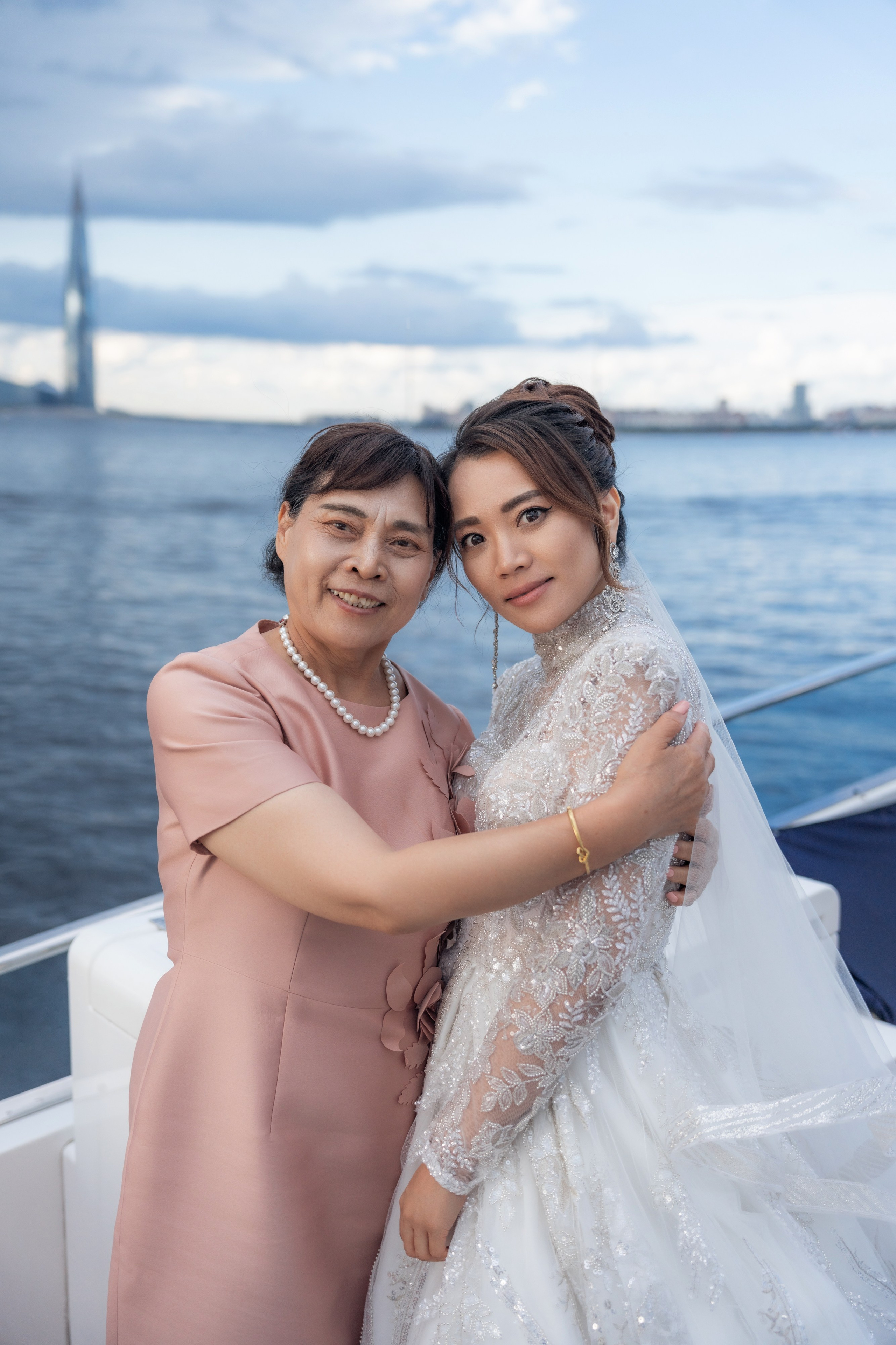 Свадебная фотосессия в Эрмитаже и на катере. Свадебный фотограф Александр Невский в Санкт-Петербурге