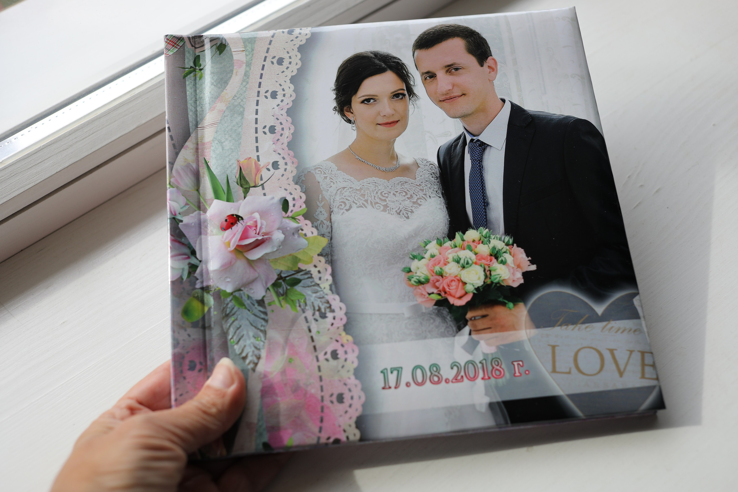 medlori fotobook Фотокниги в Липецке. Свадебная фотокнига «WEDDING DAY» Фотокнига постраничная (от 20 до 40 страниц), цена зависит от количества разворотов. Варианты фотокниг, созданные мной от фотосъёмки до дизайна. Цена: от 7500 руб за 10 разворотов. Обложка жёсткая, листы 350 мг. Фотограф Медведева Лариса.