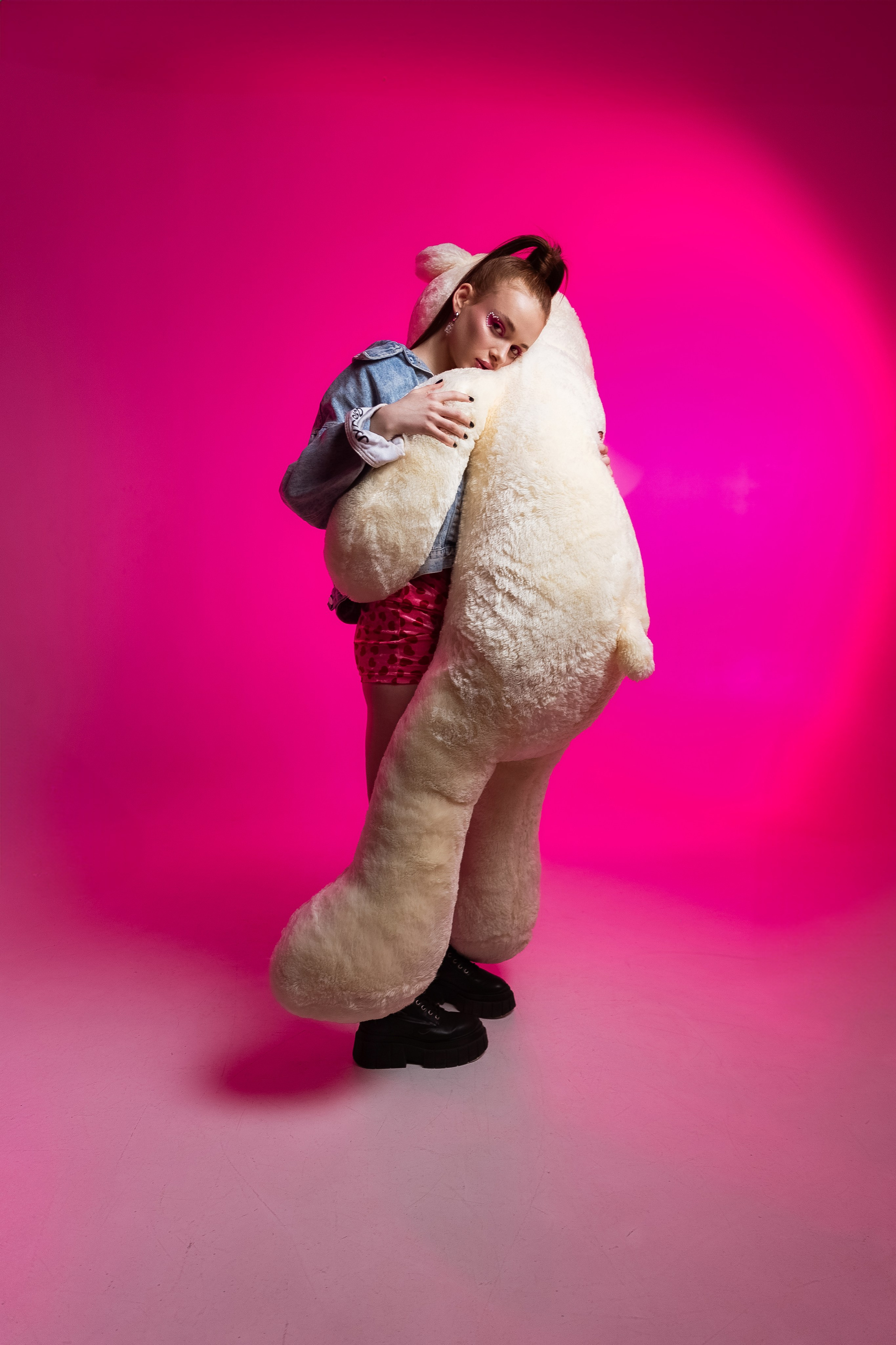 идея фотосессия на 14 февраля, день всех влюблённых, цветной свет, маски габо, 14 февраля, ростовой медведь