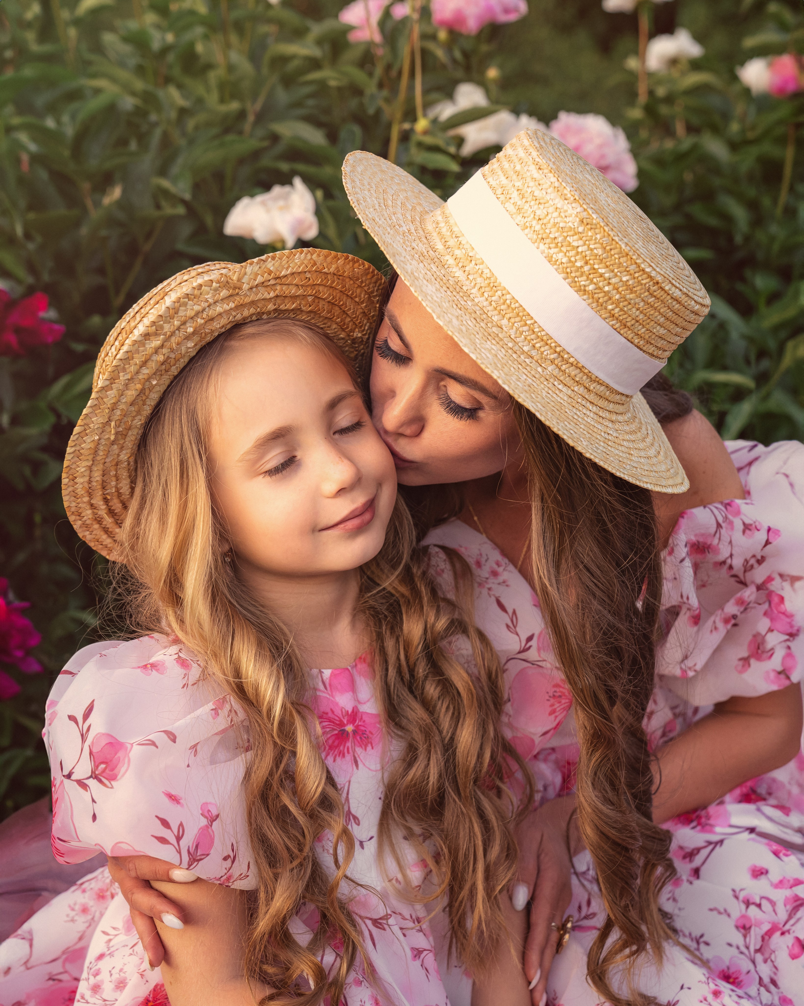 Нежная фотосессия мамы и доченьки в пионовом саду. Трубинова Екатерина | Семейный фотограф | Москва