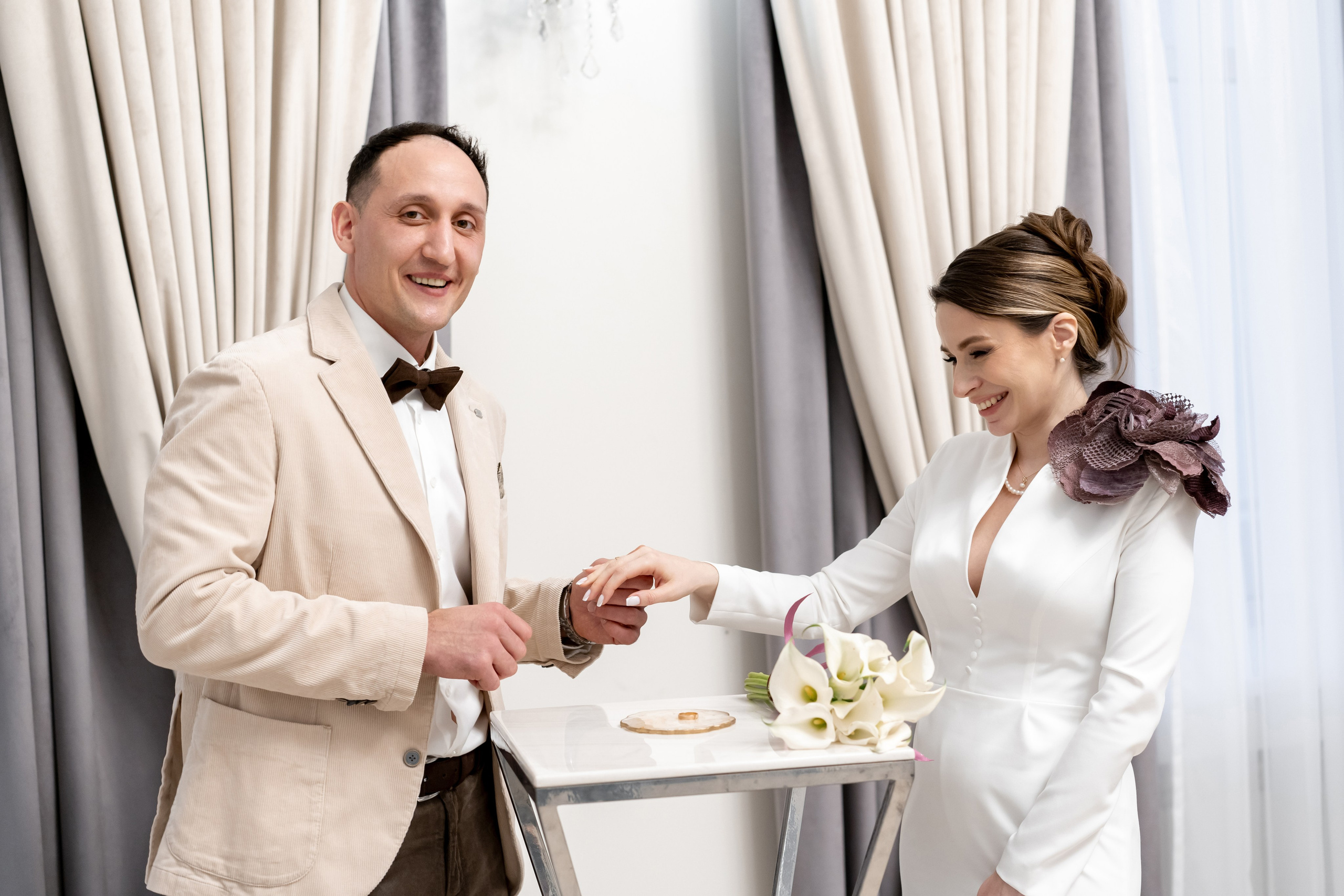 Свадебный фотограф в Москве. Свадебный фотограф Видное, Бутово, Домодедово, Щербинка, Царицыно. Свадебная фотосессия и сборы невесты в отеле Soluxe. Регистрация брака во дворце бракосочетания ВДНХ. Свадьба на ВДНХ. Свадебная фотосессия с ретро автомобилем Чайка. 