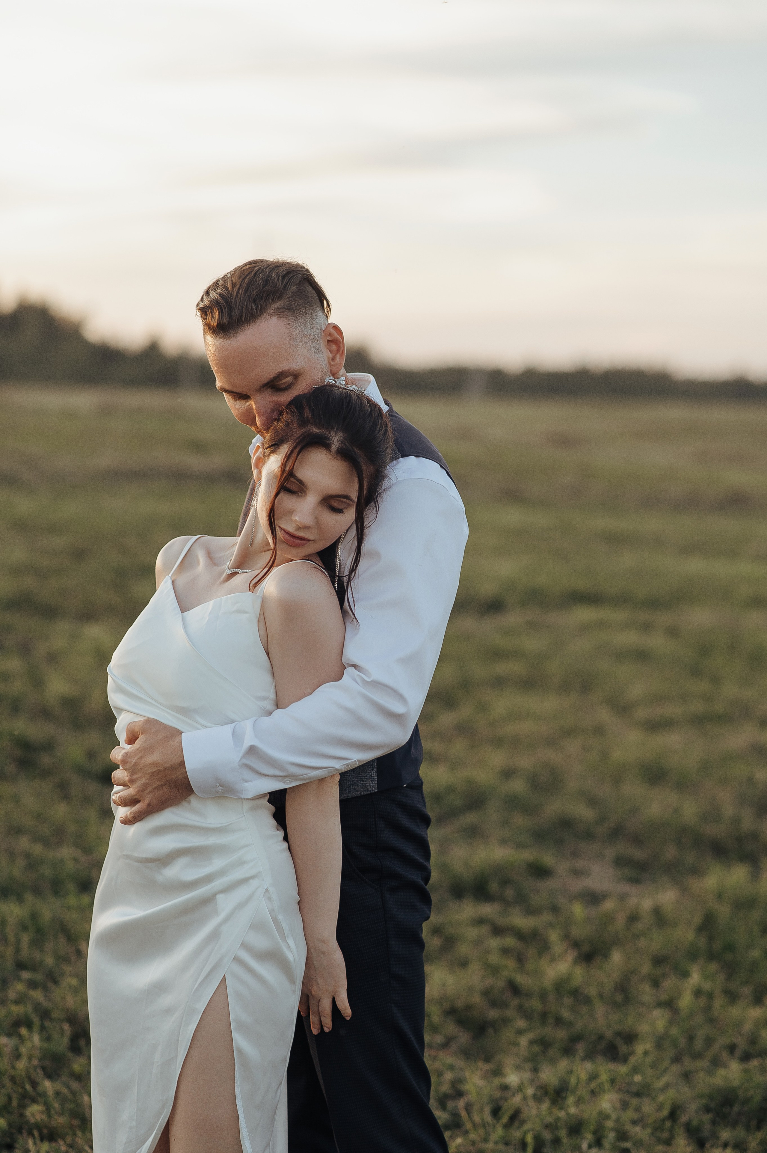 Объятия жениха на закате 