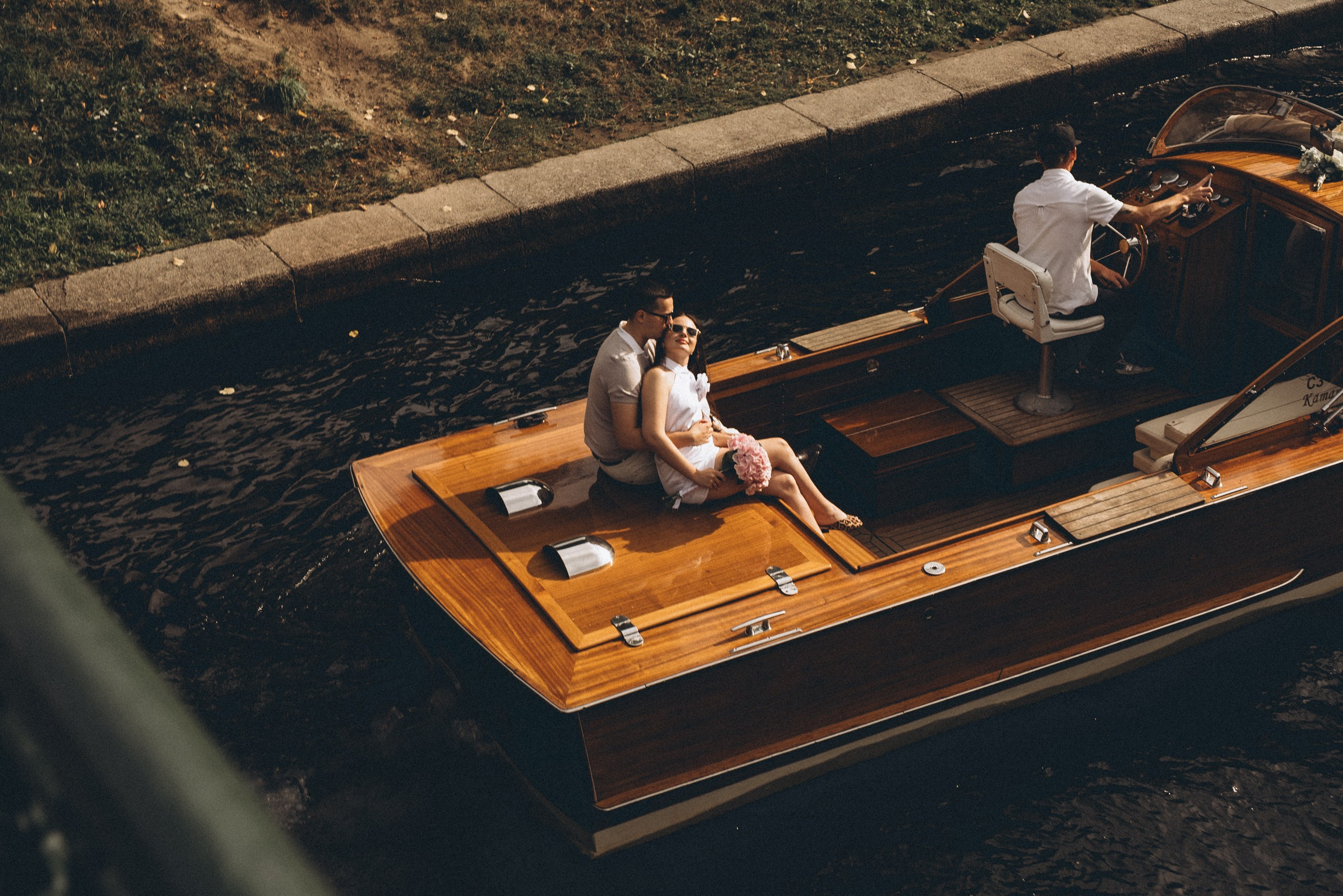 СВАДЕНБНАЯ СЬЕМКА НА КАТЕРЕ ПО КАНАЛАМ САНКТ-ПЕТЕРБУРГА И В АКВАТОРИИ НЕВЫ. Профессиональный фотограф, Санкт-Петербург — Виктория Богомолова