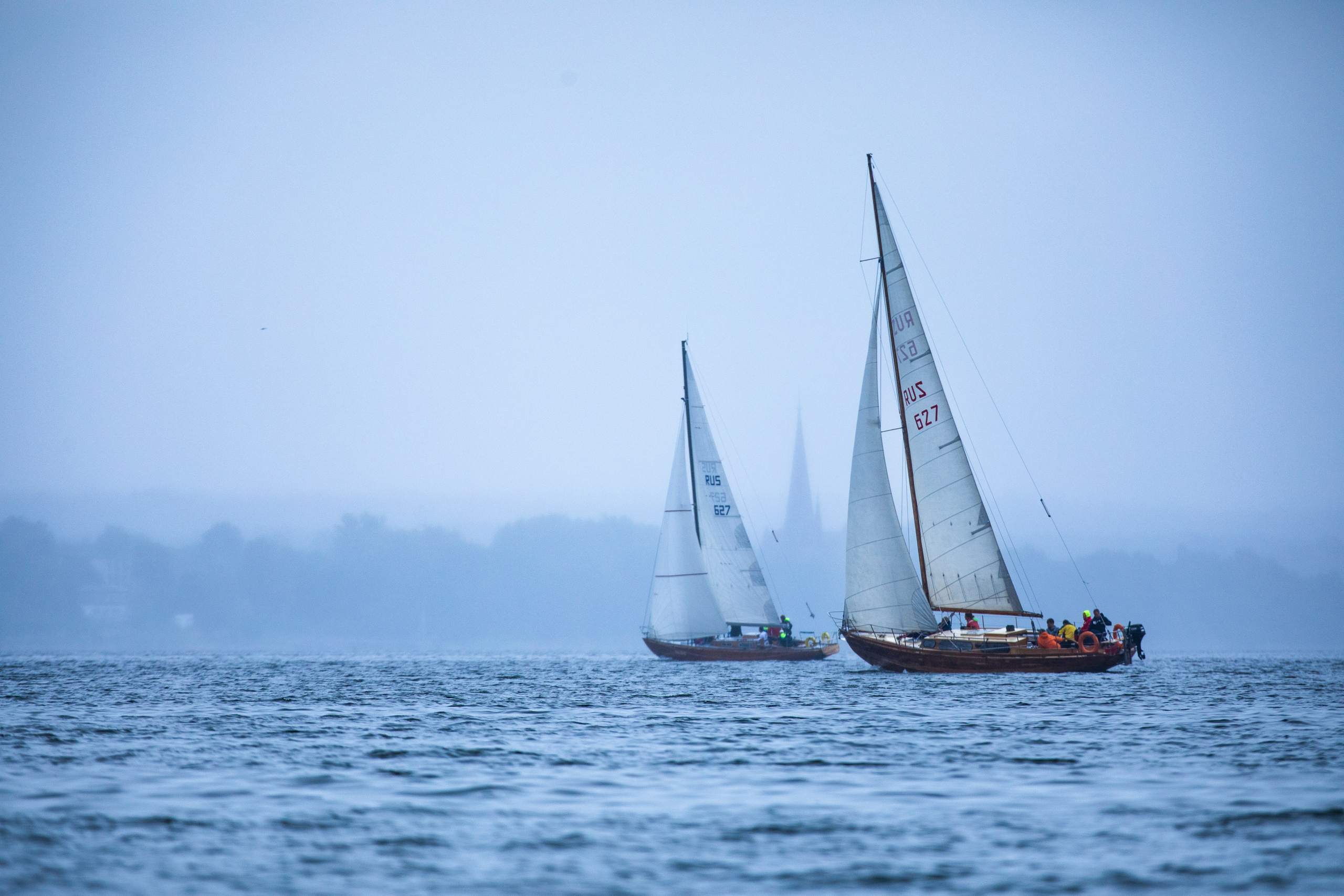 Классические яхты на фоне кирхи в Приморске. Чемпионат России в классе Л6.