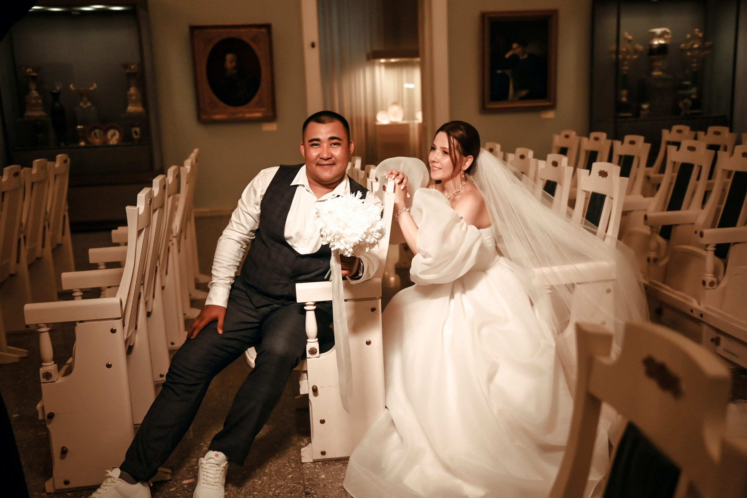 Небольшая свадебная серия в музее и прогулкой под дождем Эльмиры и Ризата. Свадебный, семейный, детский, контент фотограф в Омске Максим Ильин