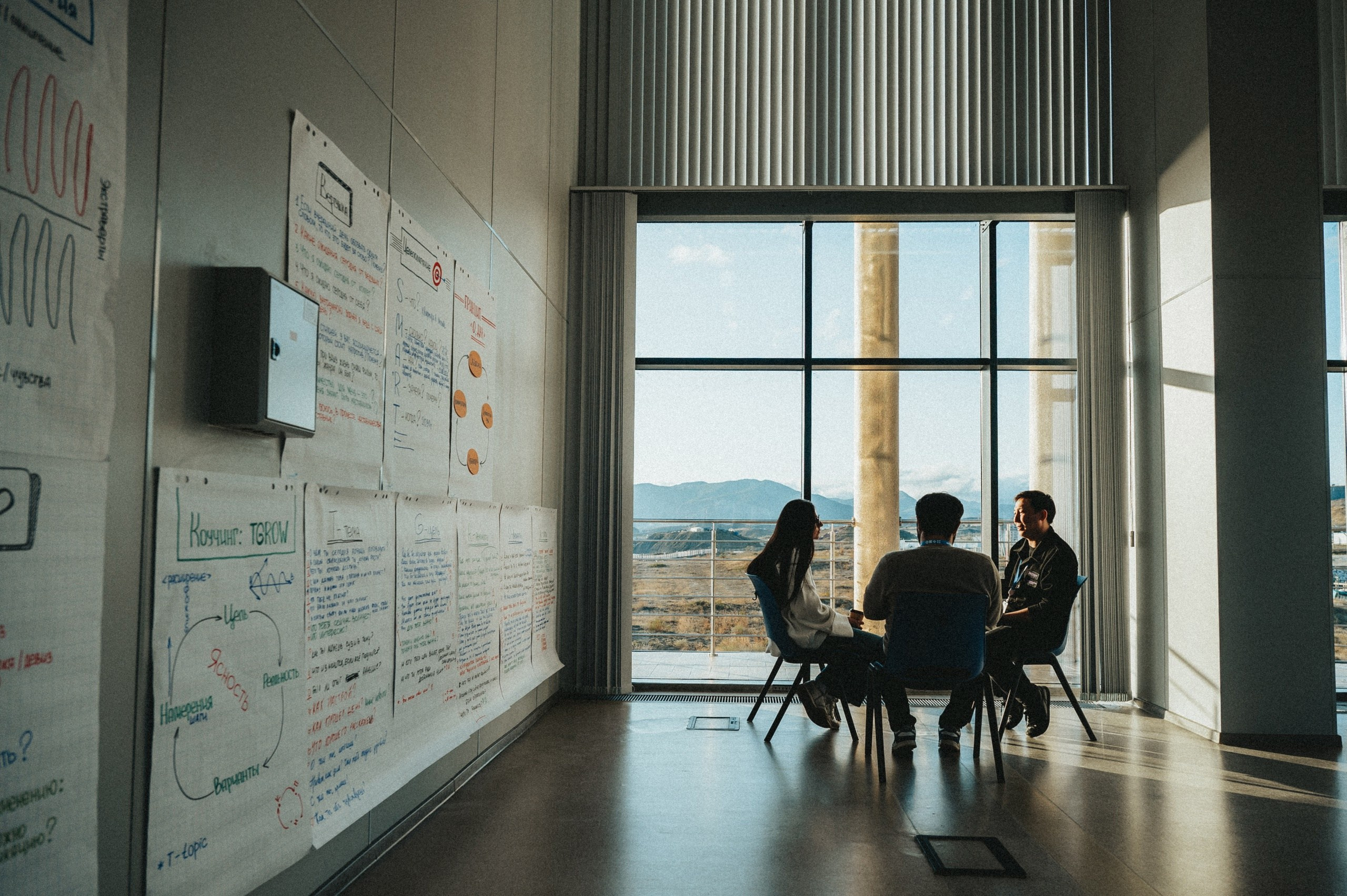 Репортажная съемка лекций и общения участников форума на фоне гор