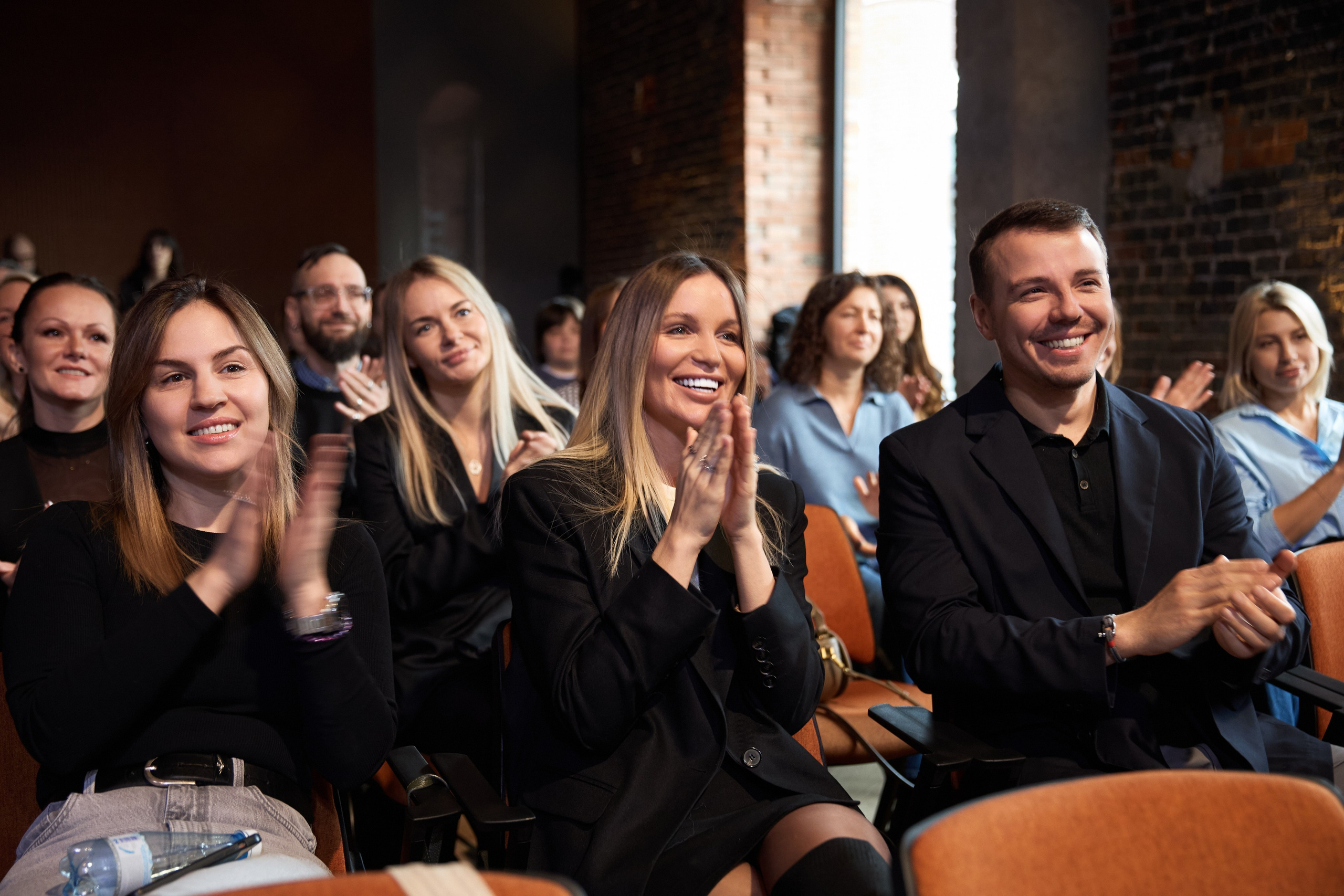 Репортажная фотосъемка в тёмном помещении с дополнительным светом. КонТайм: профессиональная съемка для организаций