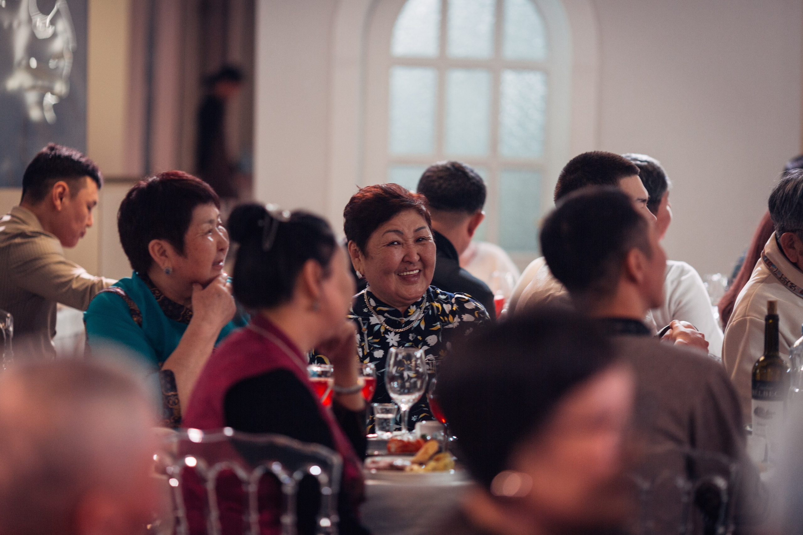 День рождения Любови в ресторане «Бурятия» — фотоотчёт праздника. Репортажный фотограф на дни рождения и юбилеи в Улан-Удэ — Алексей Раднаев