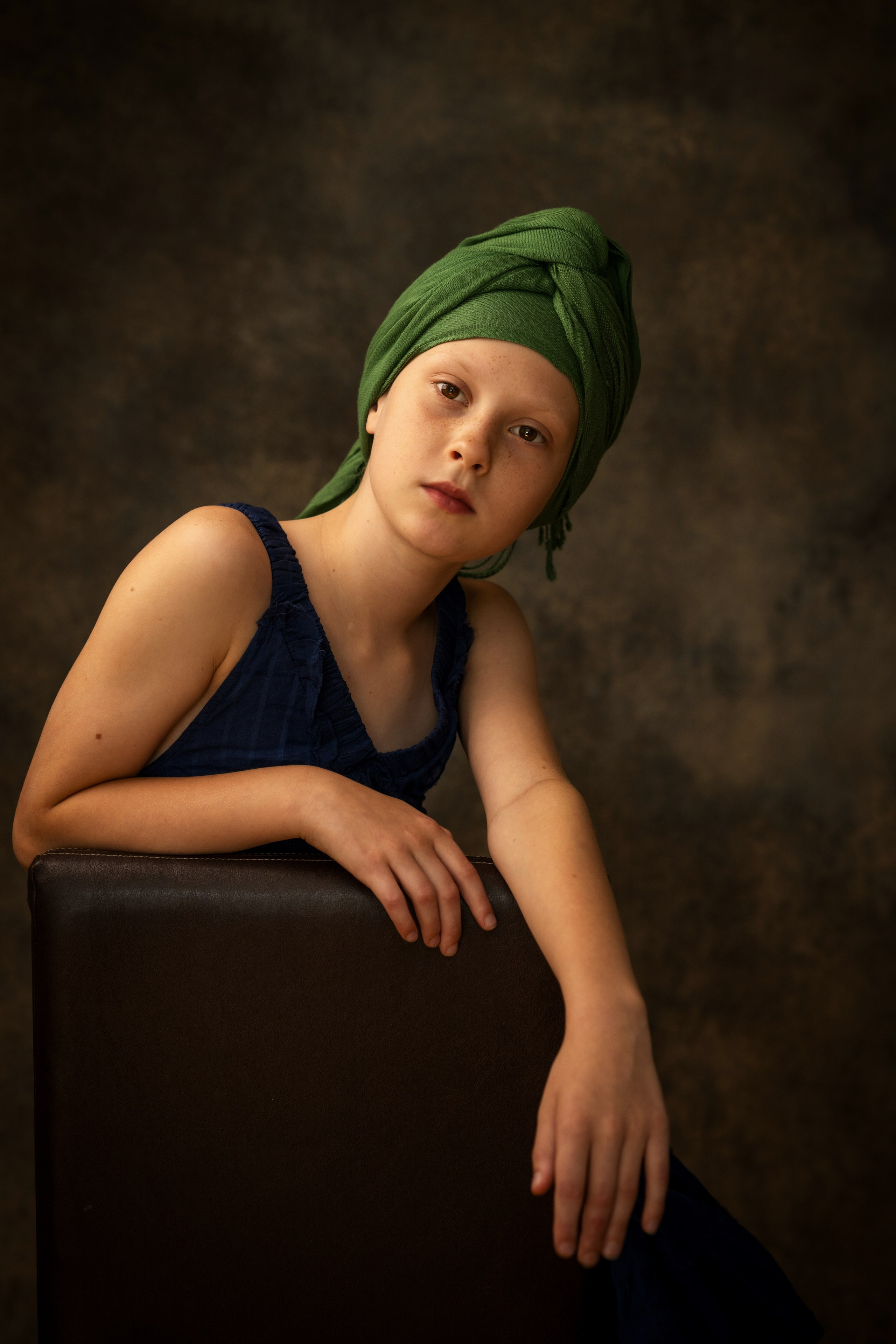 Детский портрет в студии в Граце: девочка в платке. Портретная и индивидуальная фотосъёмка в Граце и Тюмени