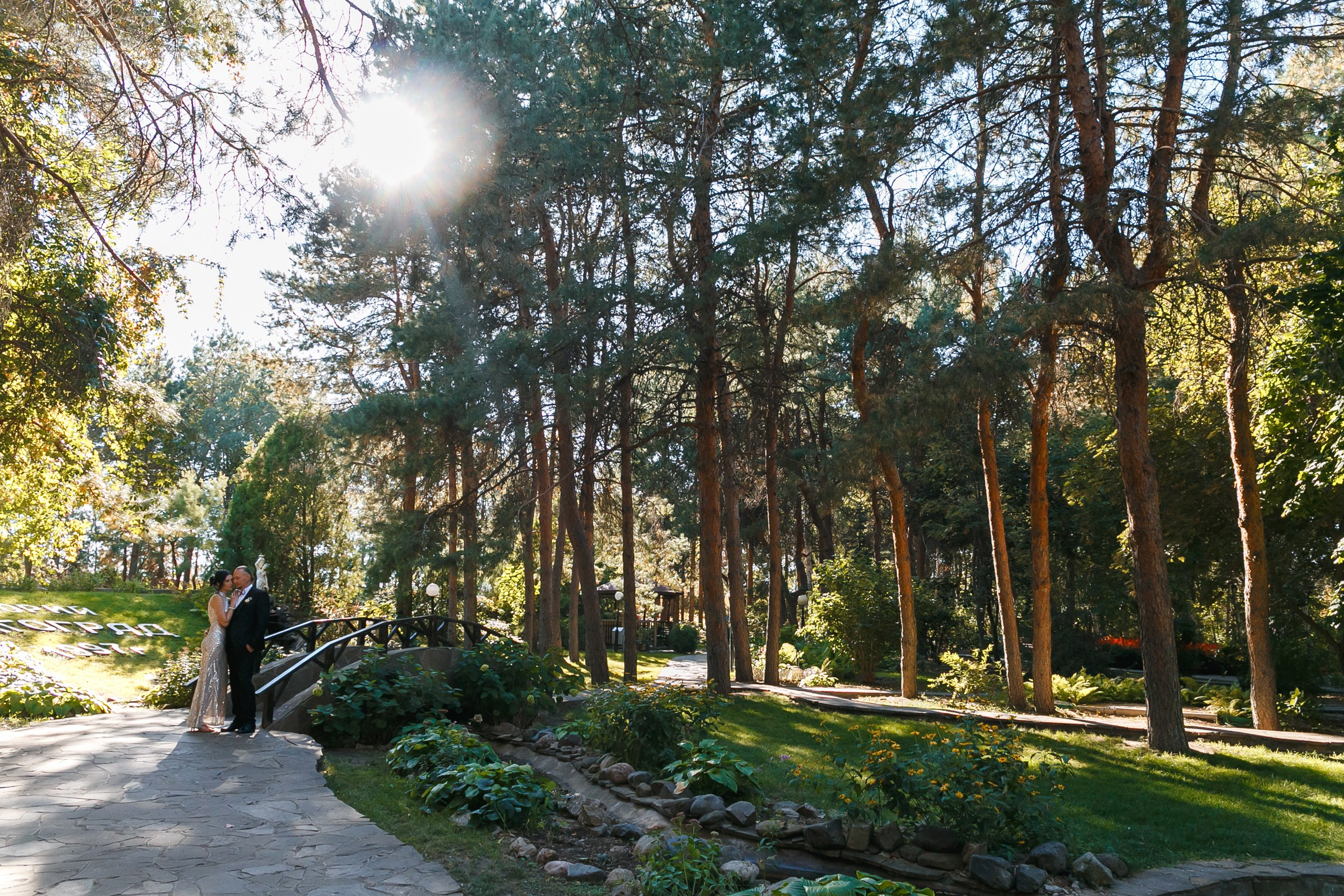 Ксения и Александр: поженились и погуляли в парке санатория Горная поляна. Событийный фотограф Максим Бескоровайновнов