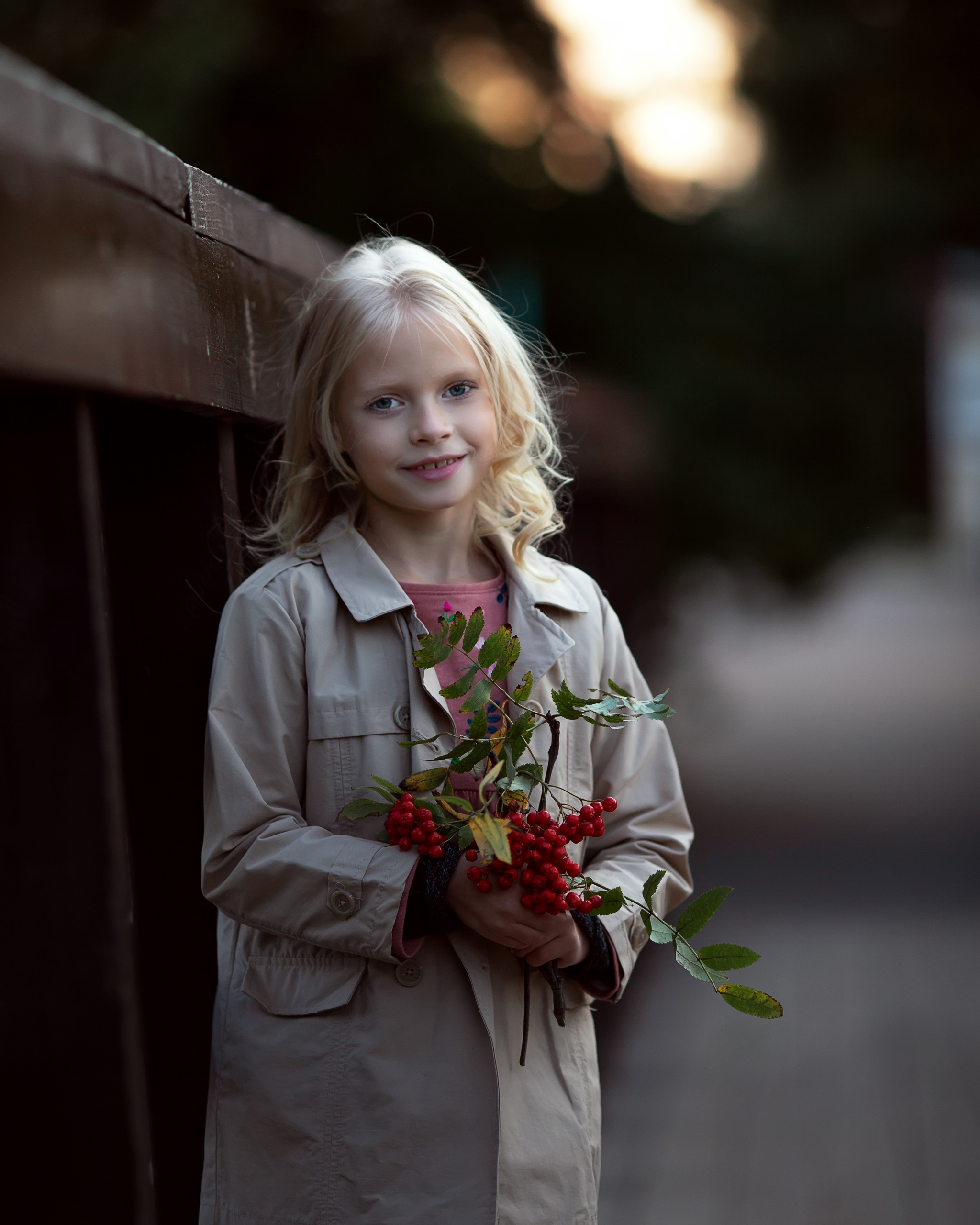 Девочка с рябиной