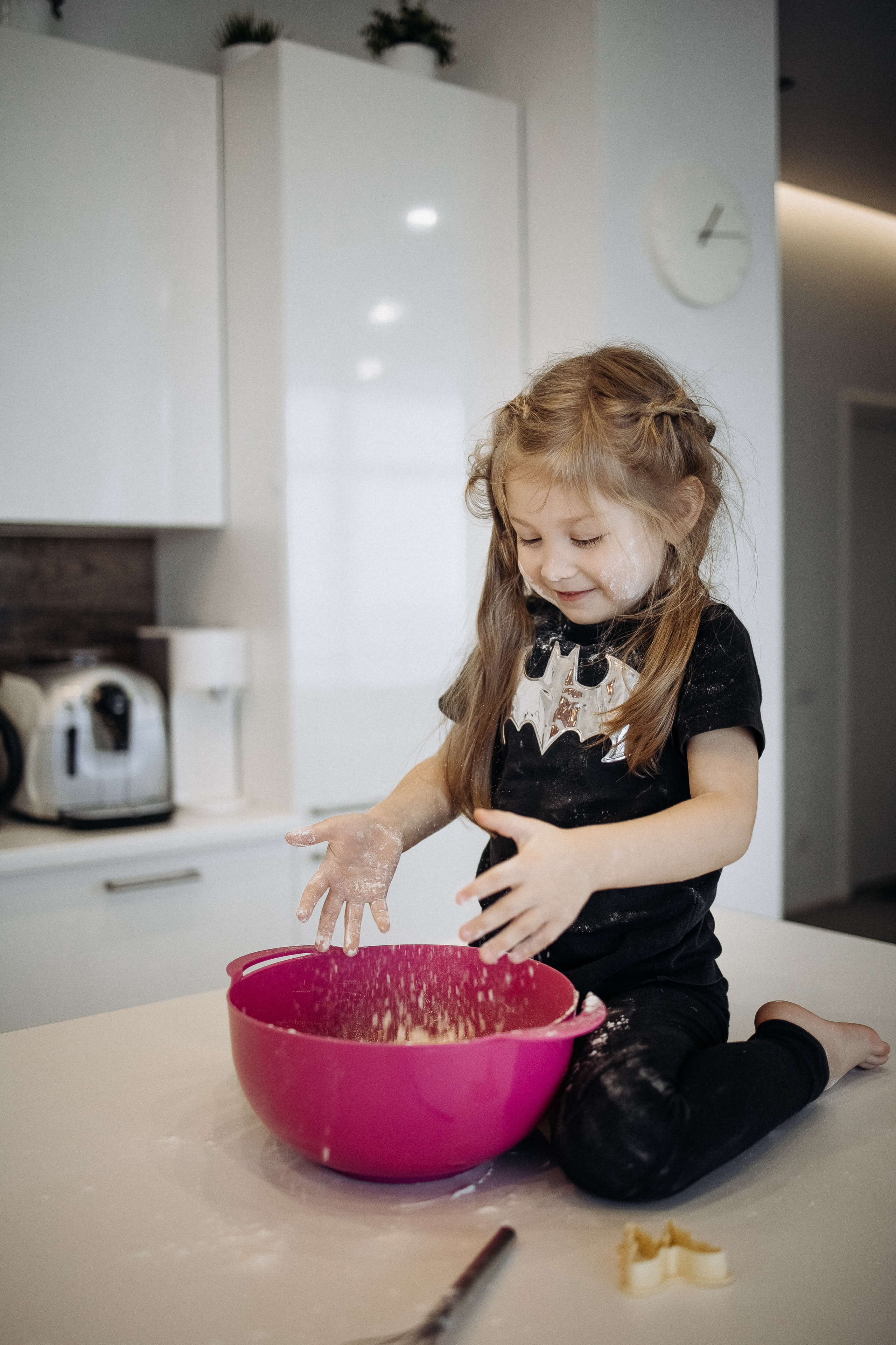 Дочка замешивает муку и будет печь печеньки