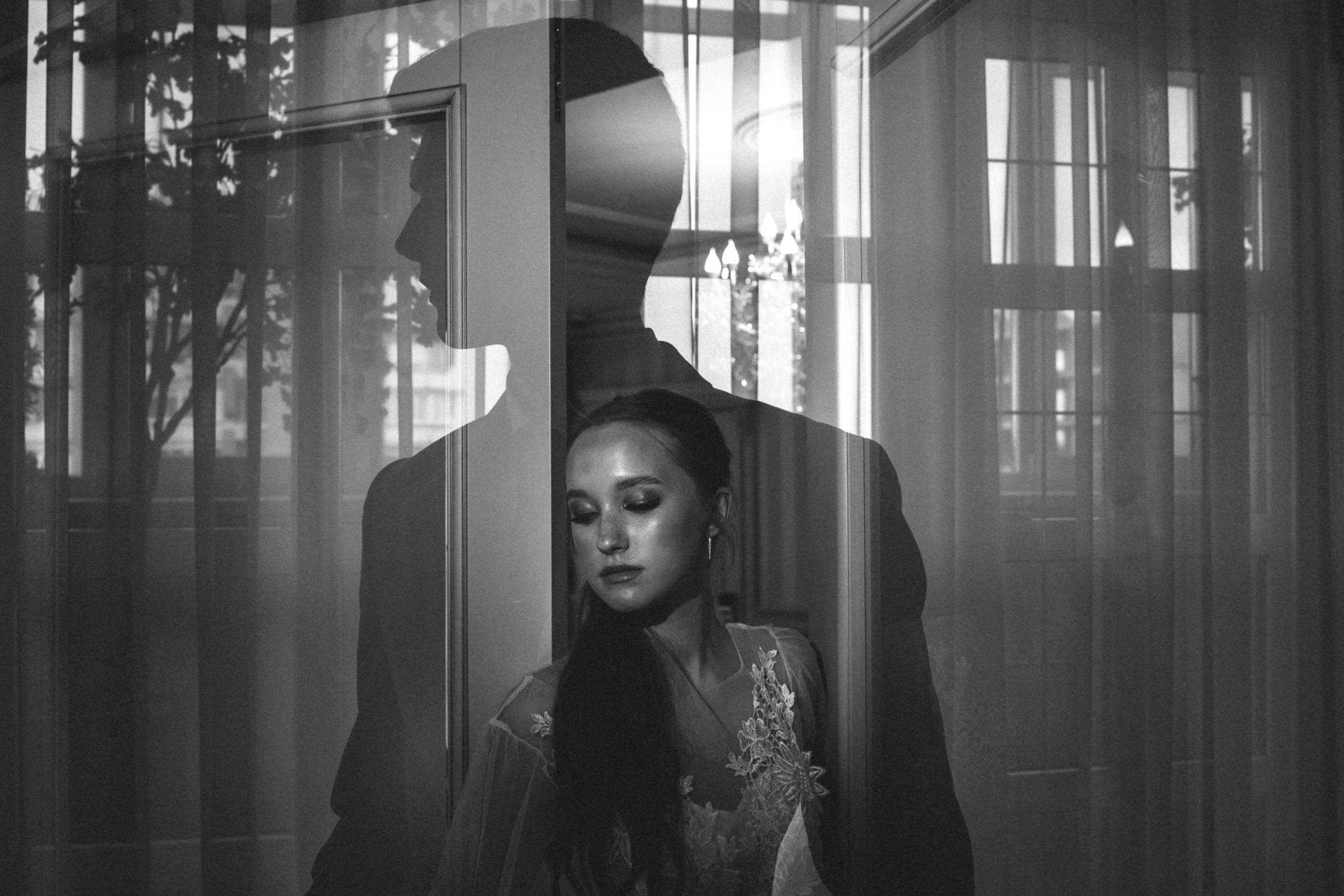 Мультиэкспозиция. Невеста и жених на черно белой фотографии