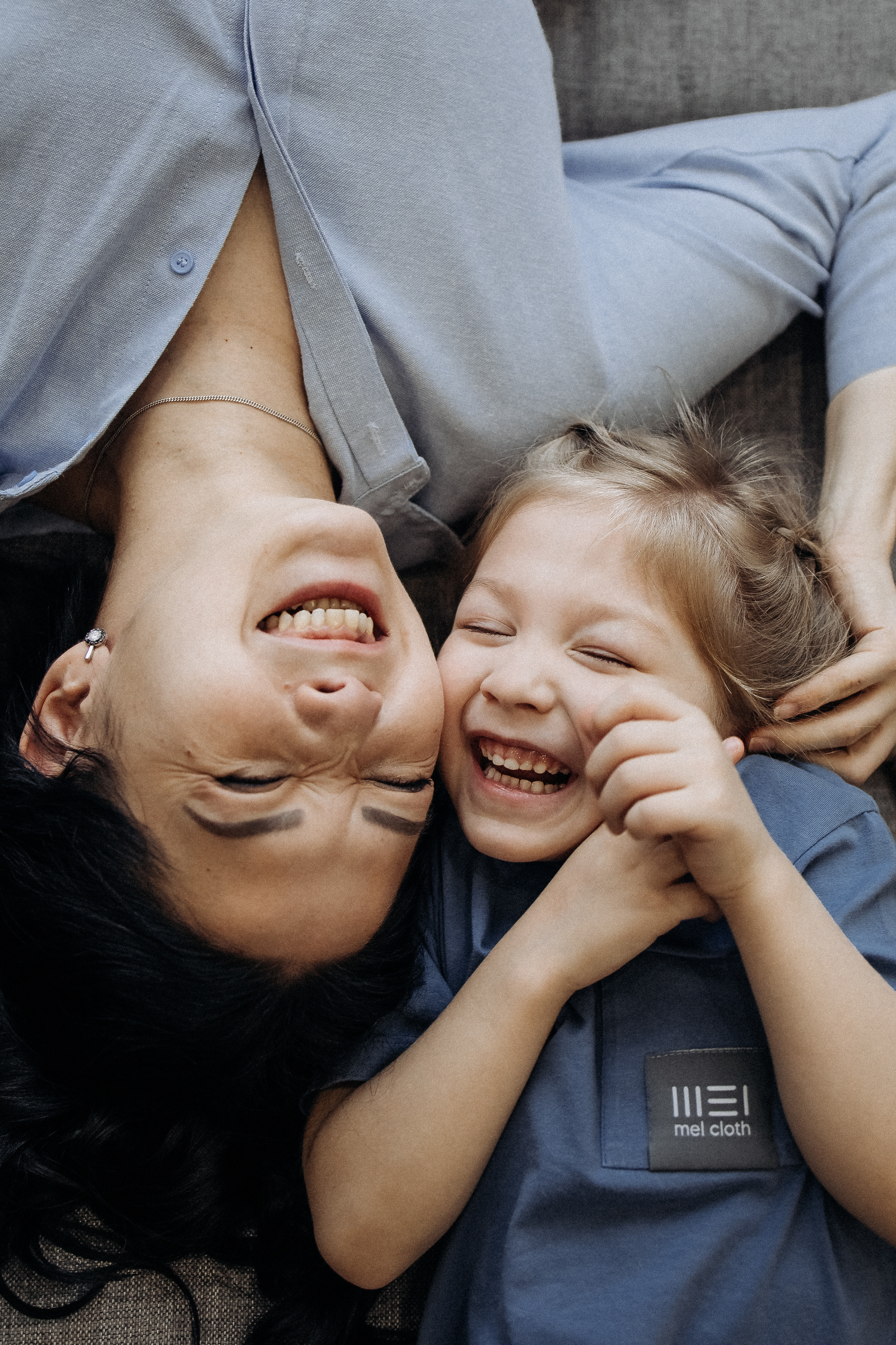Мама и дочка смеются. Съёмка в квартире. Саратов