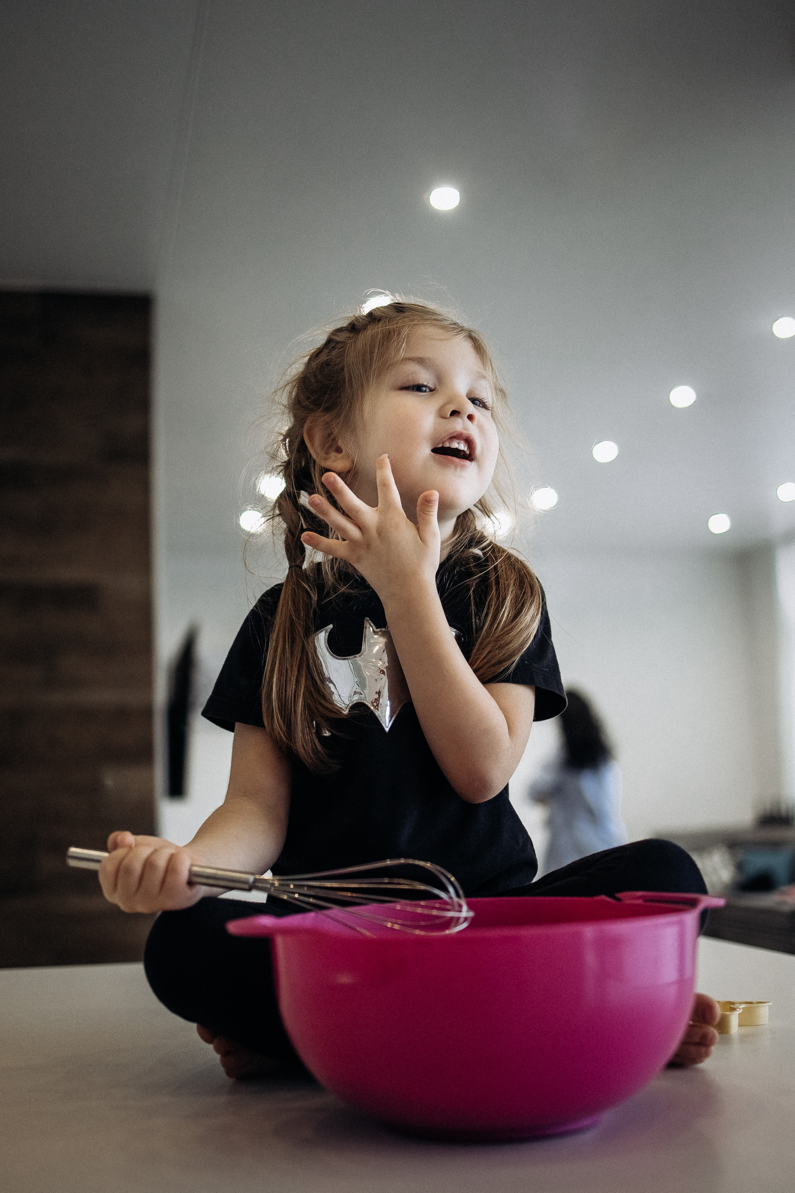 Девочка сама делает тесто для домашнего печенья