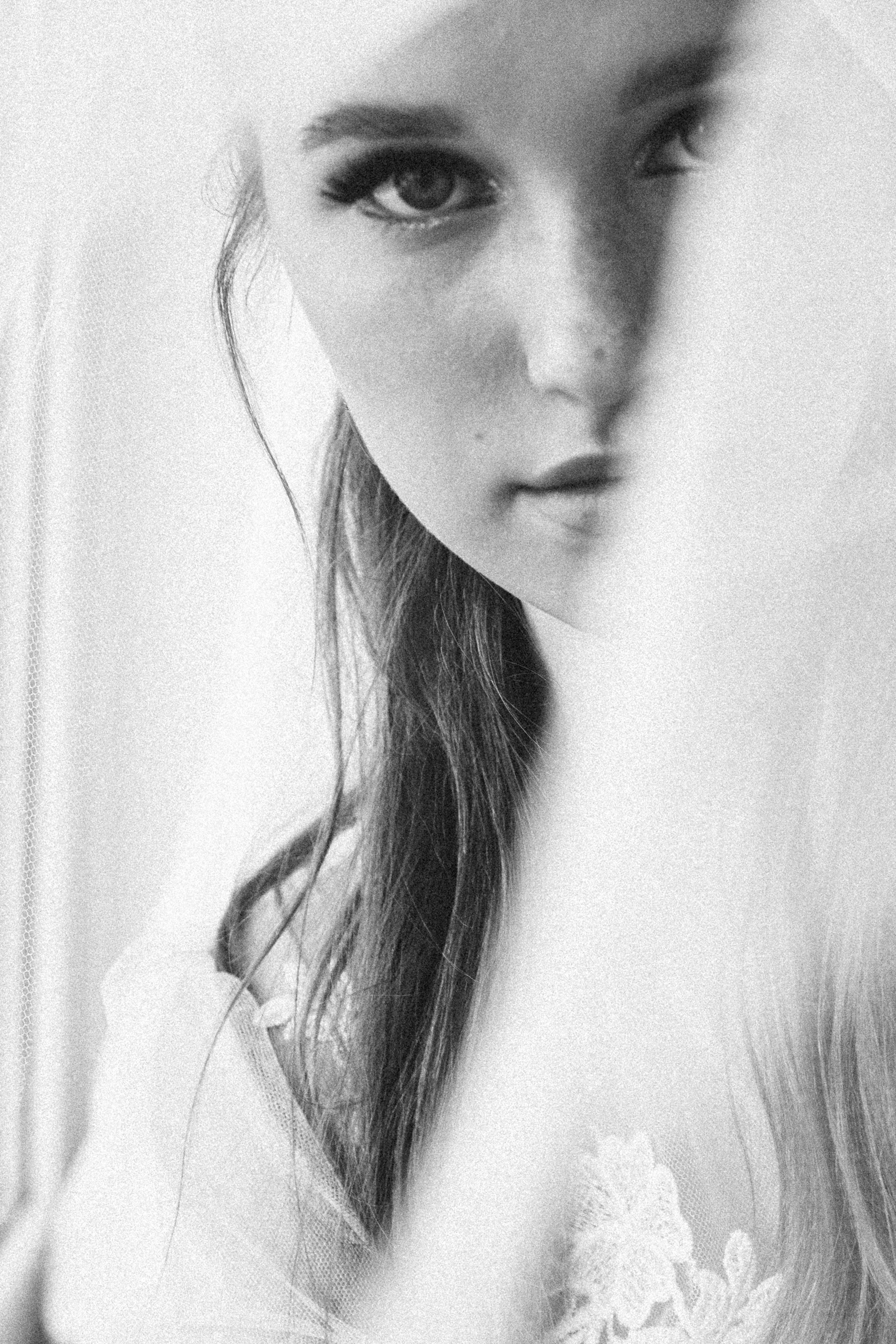 Невеста у окна, фата около лица. Портрет для невесты