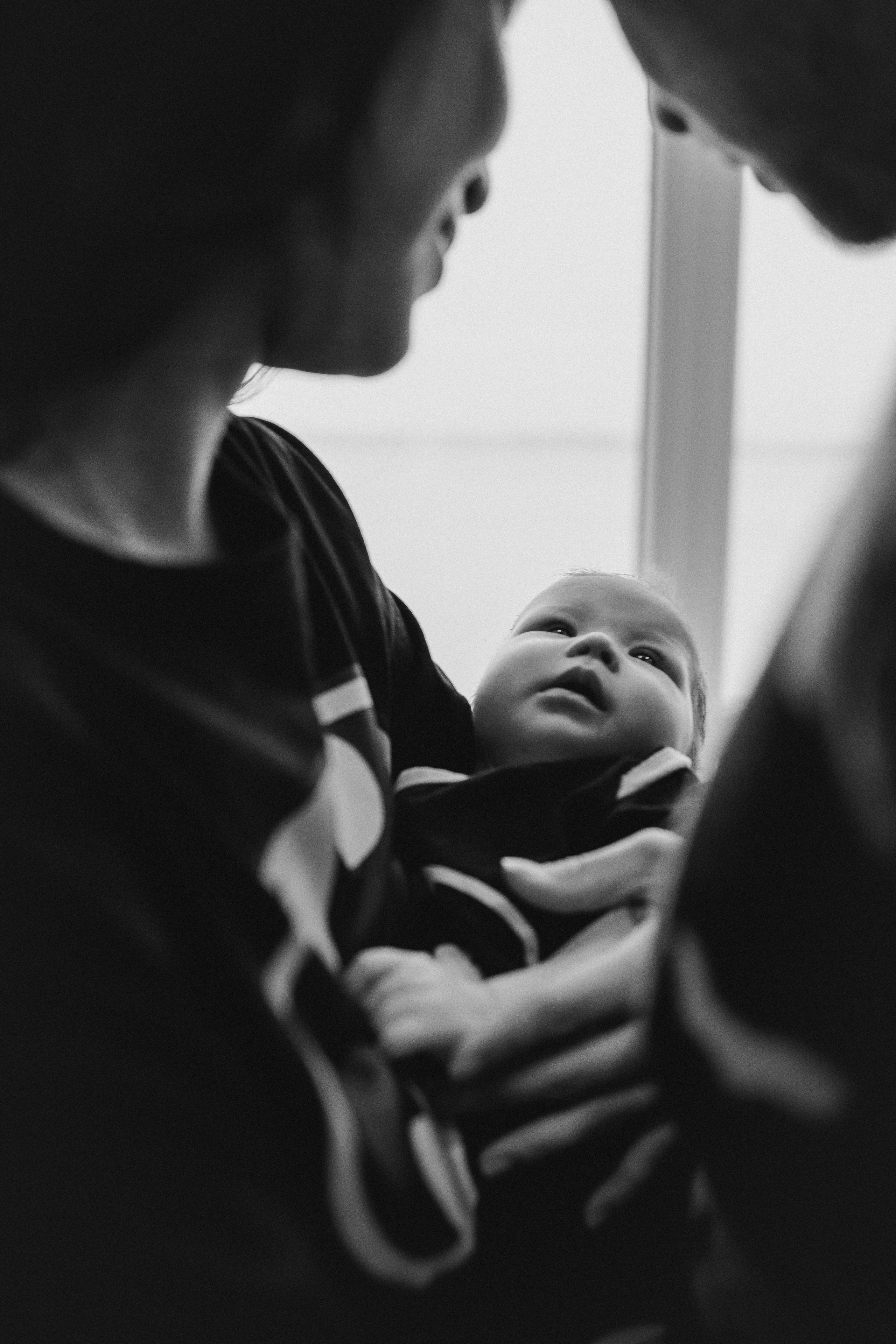 Черно белая фотография малыша и родителей